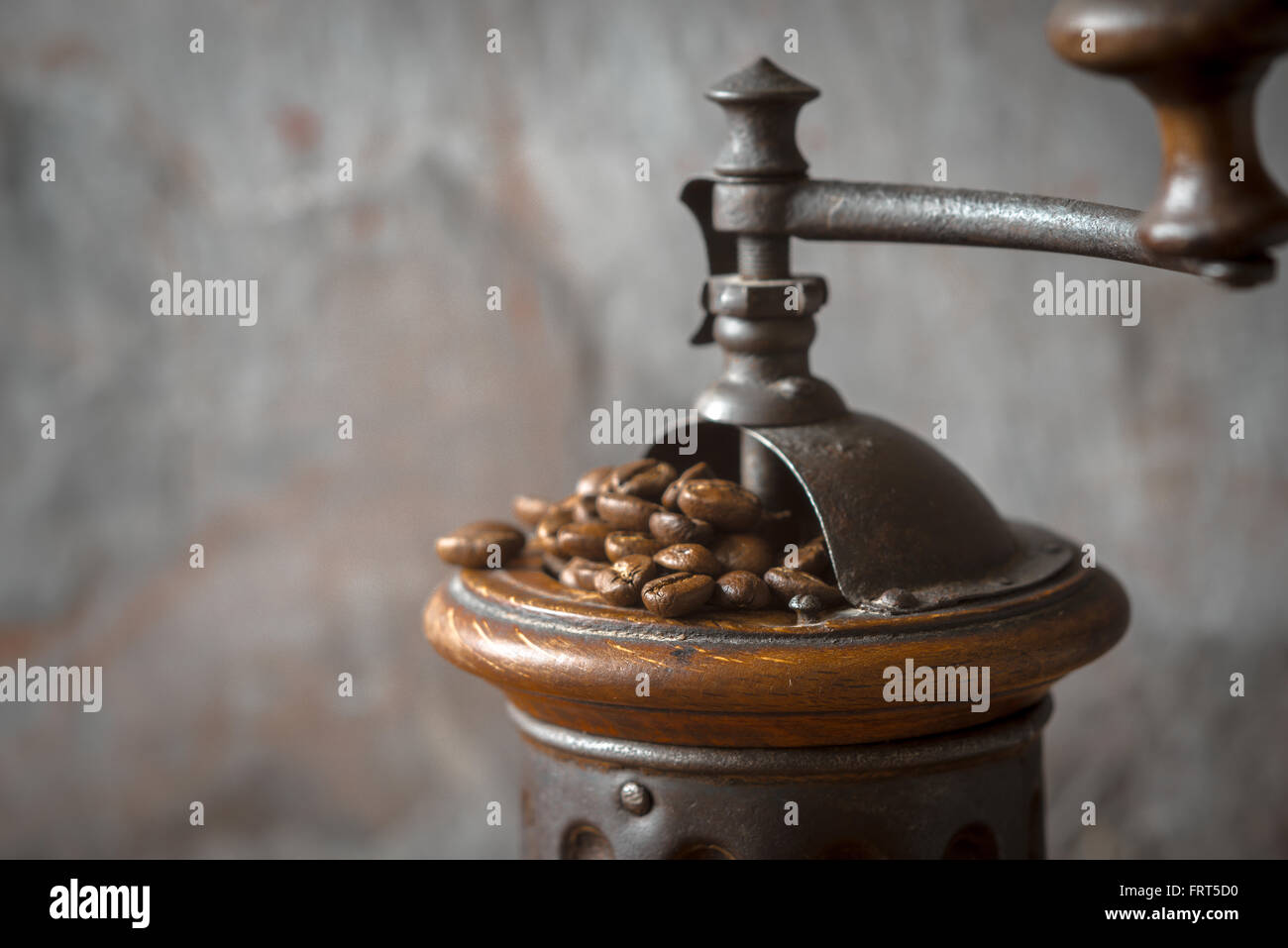 Mulino di caffè con i chicchi di caffè in orizzontale Foto Stock