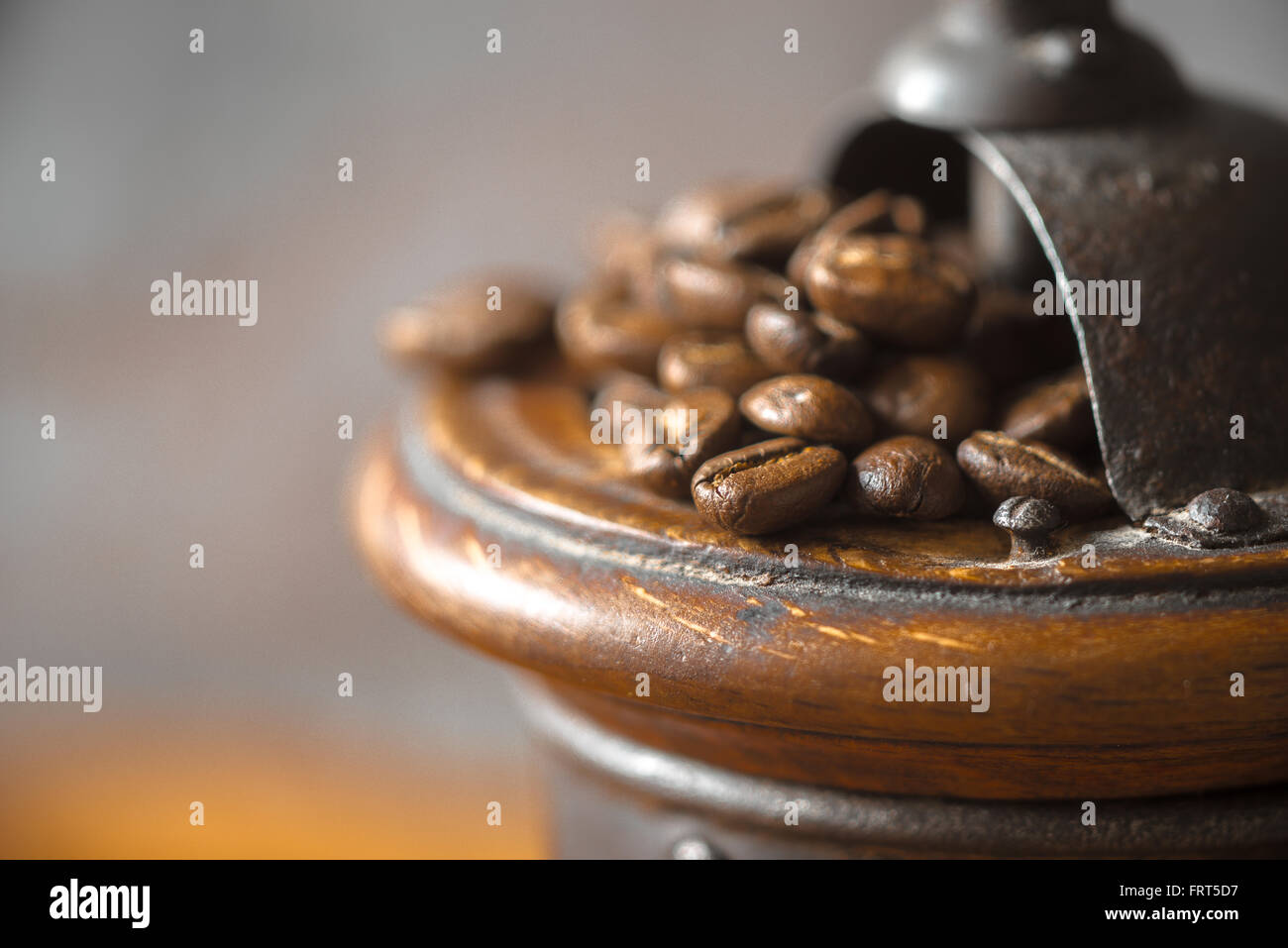 Mulino di caffè con i chicchi di caffè close-up Foto Stock