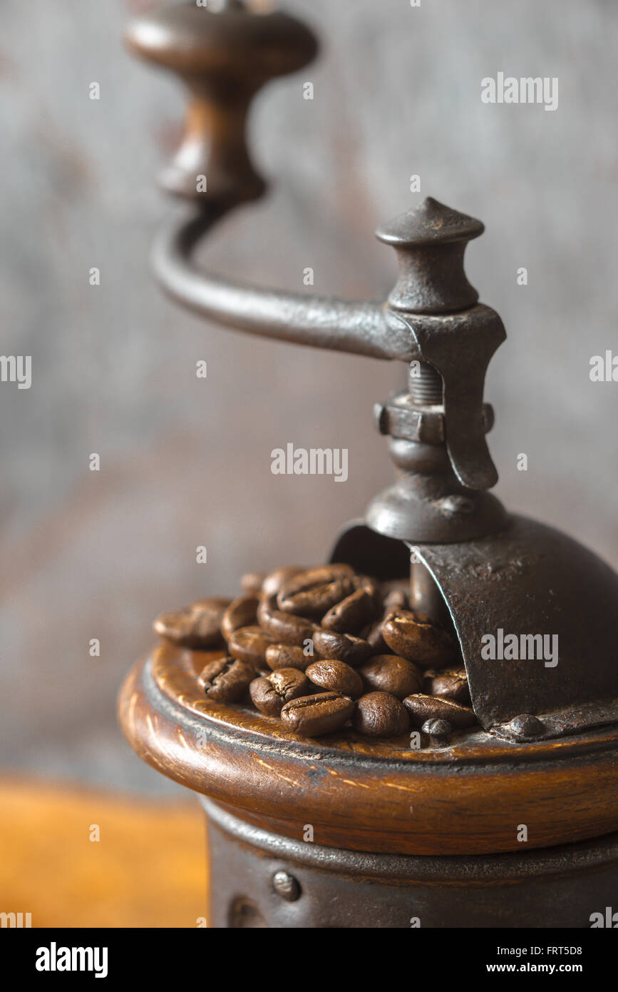 Mulino di caffè con i chicchi di caffè in verticale Foto Stock