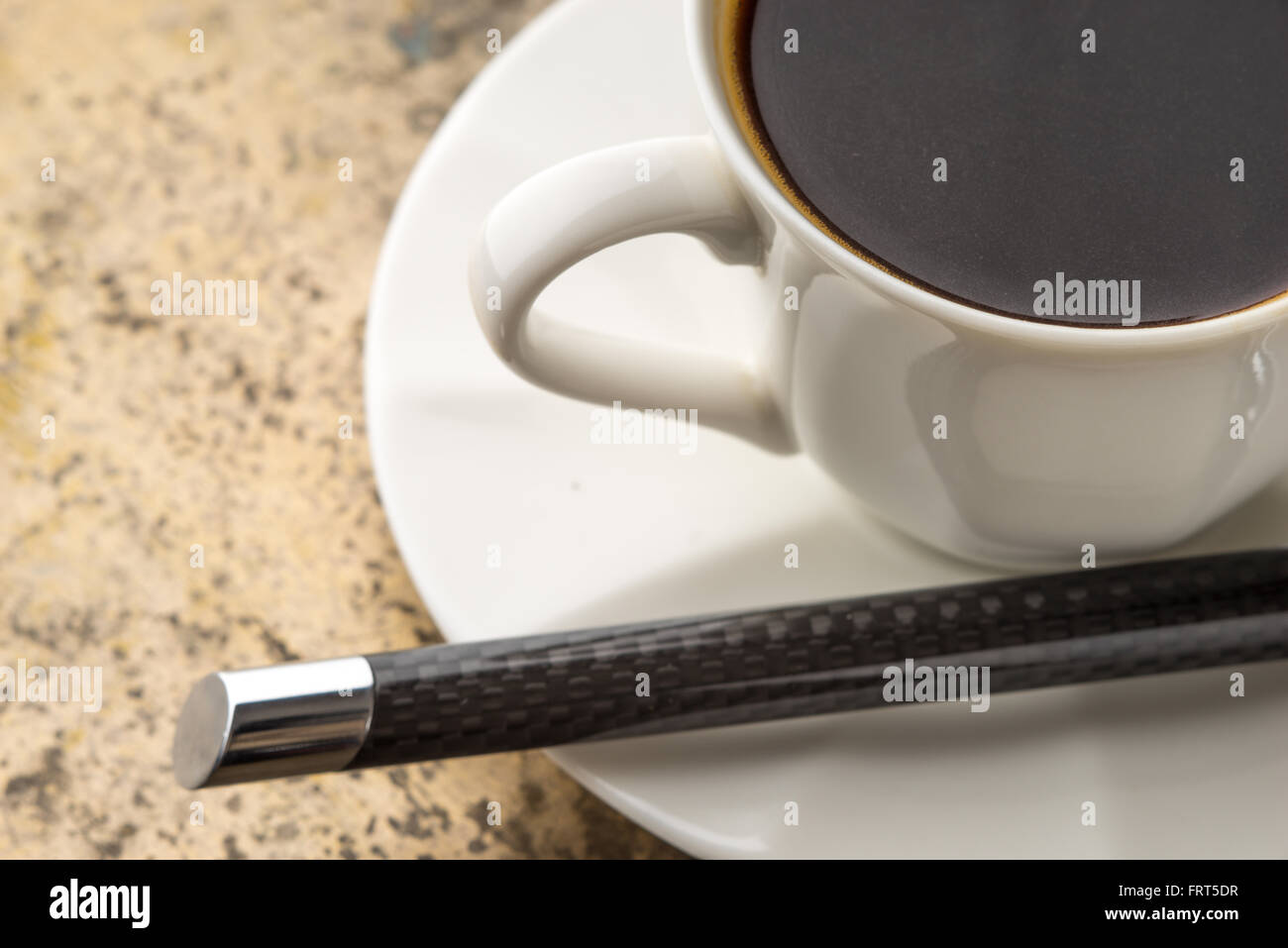 Tazza di caffè con la penna sul tavolo Foto Stock