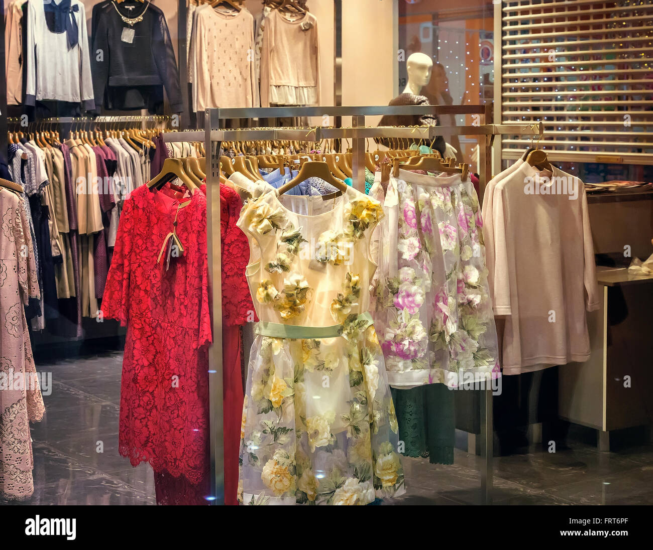 In un piccolo negozio che offre in vendita una bella abbigliamento femminile di vari modelli. Foto Stock