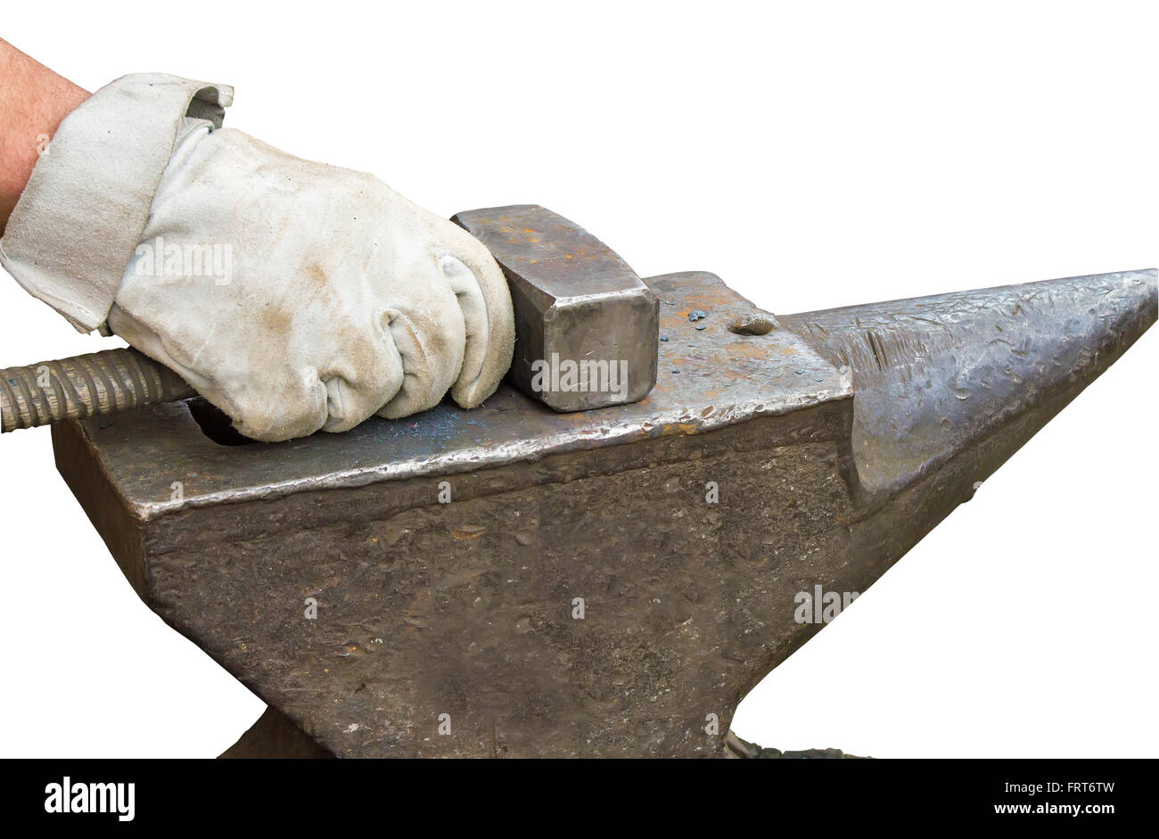 Il fabbro la mano, rivestita di un guanto di lavoro, mette il martello sull'incudine. Presentato su uno sfondo bianco. Foto Stock