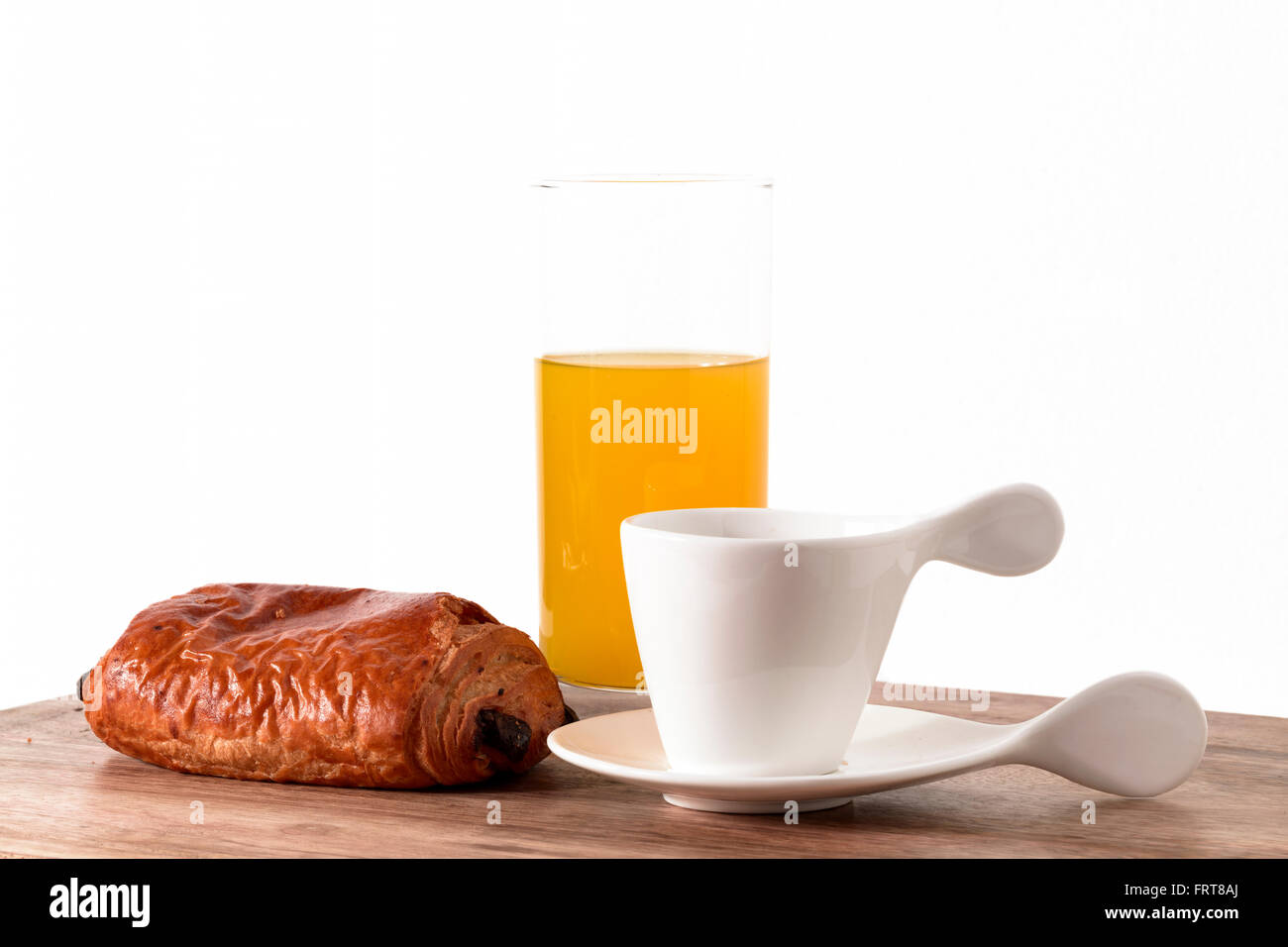 La prima colazione con croissant al cioccolato, caffè e succo d'arancia Foto Stock
