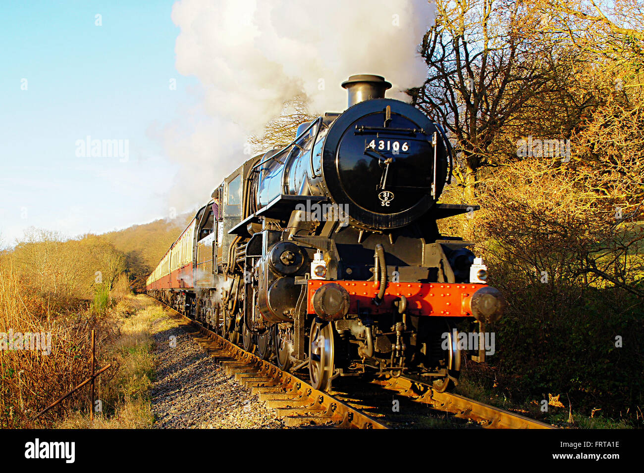 LMS Ivatt Classe 4 2-6-0 in direzione sud su SVR Foto Stock