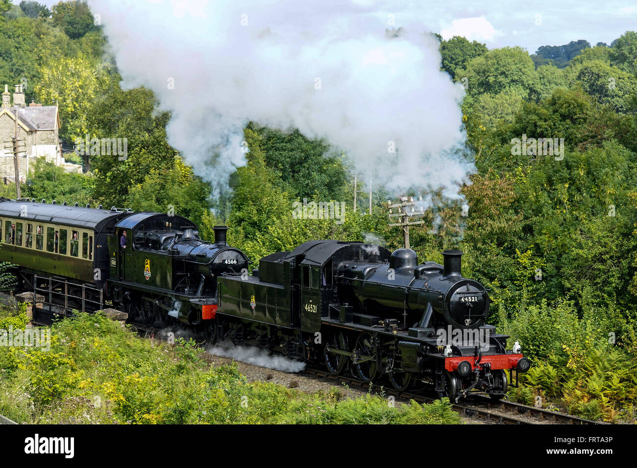 Ivatt Classe 2 2-6-0 e GWR 4500 classe piccola prateria 2-6-2T lasciando Highley southbound Foto Stock