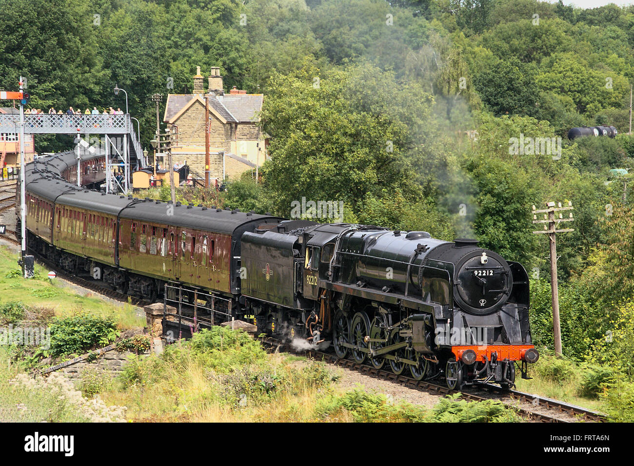 Ferrovie britanniche standard 9F lasciando Highley Foto Stock