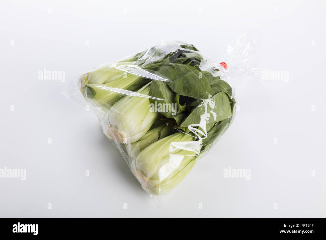 Il verde del cavolo cinese ortaggio su sfondo bianco Foto Stock