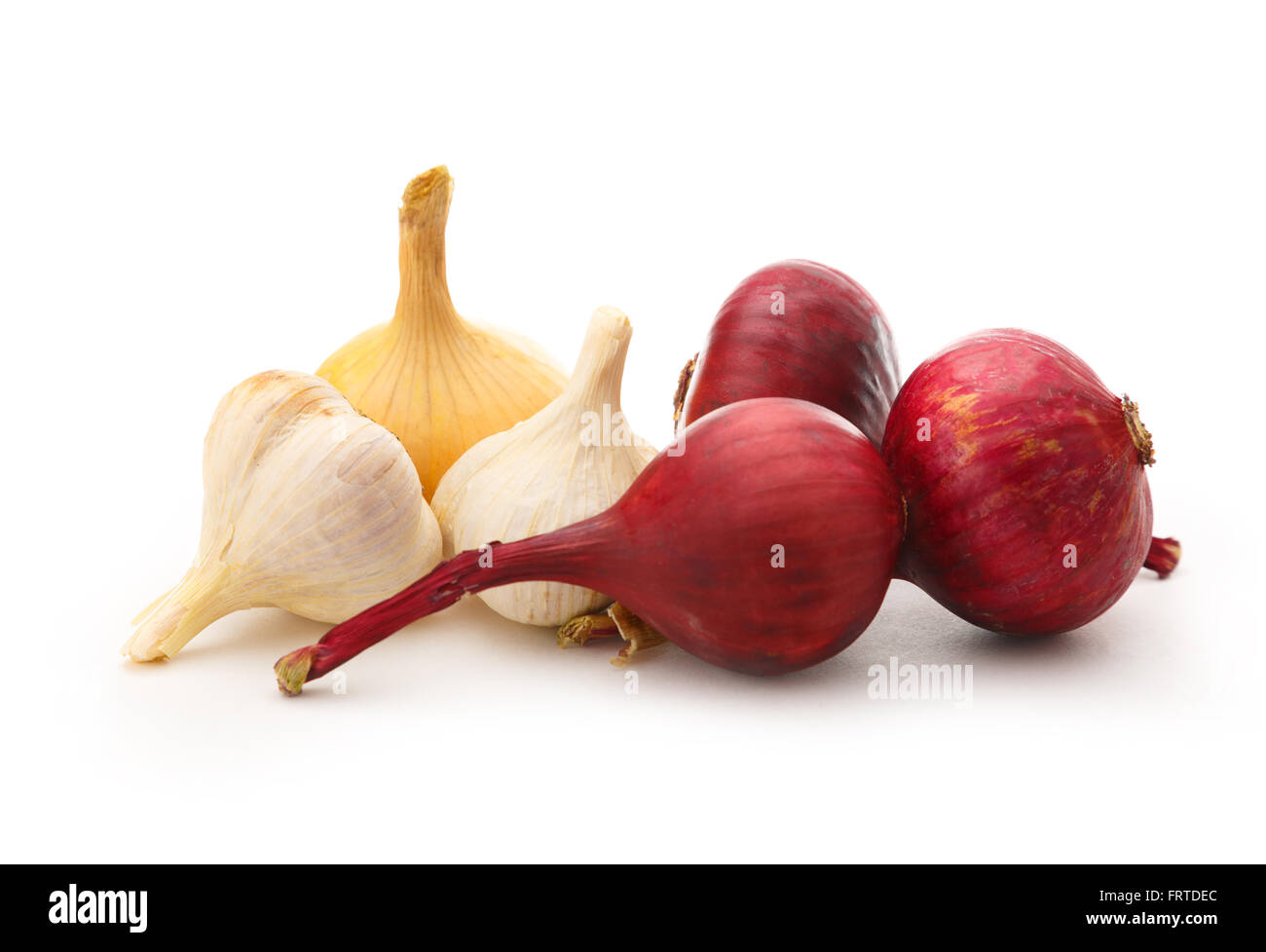 Cipolla e aglio in primo piano isolato su sfondo bianco Foto Stock