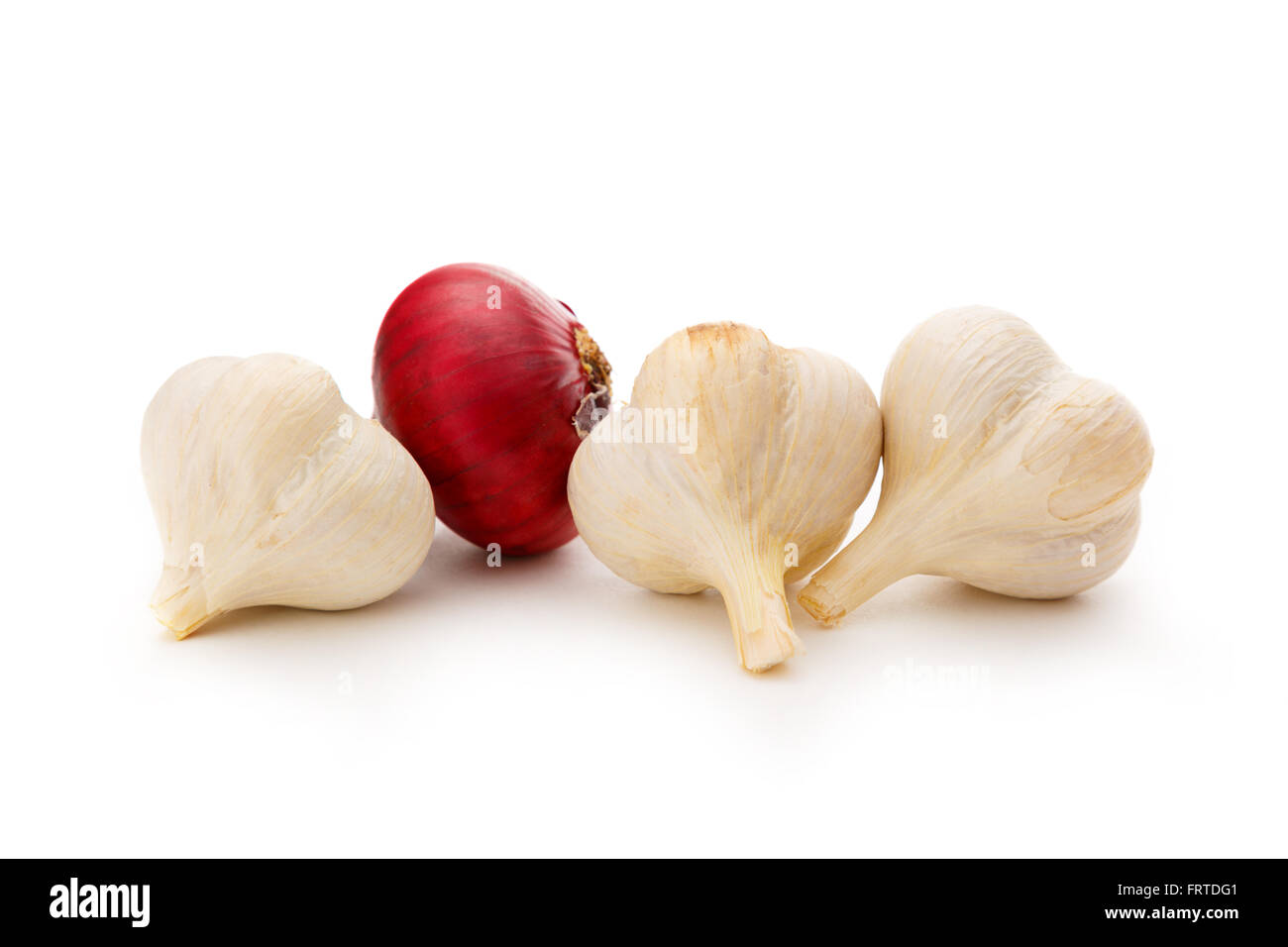 Cipolla e aglio in primo piano isolato su sfondo bianco Foto Stock