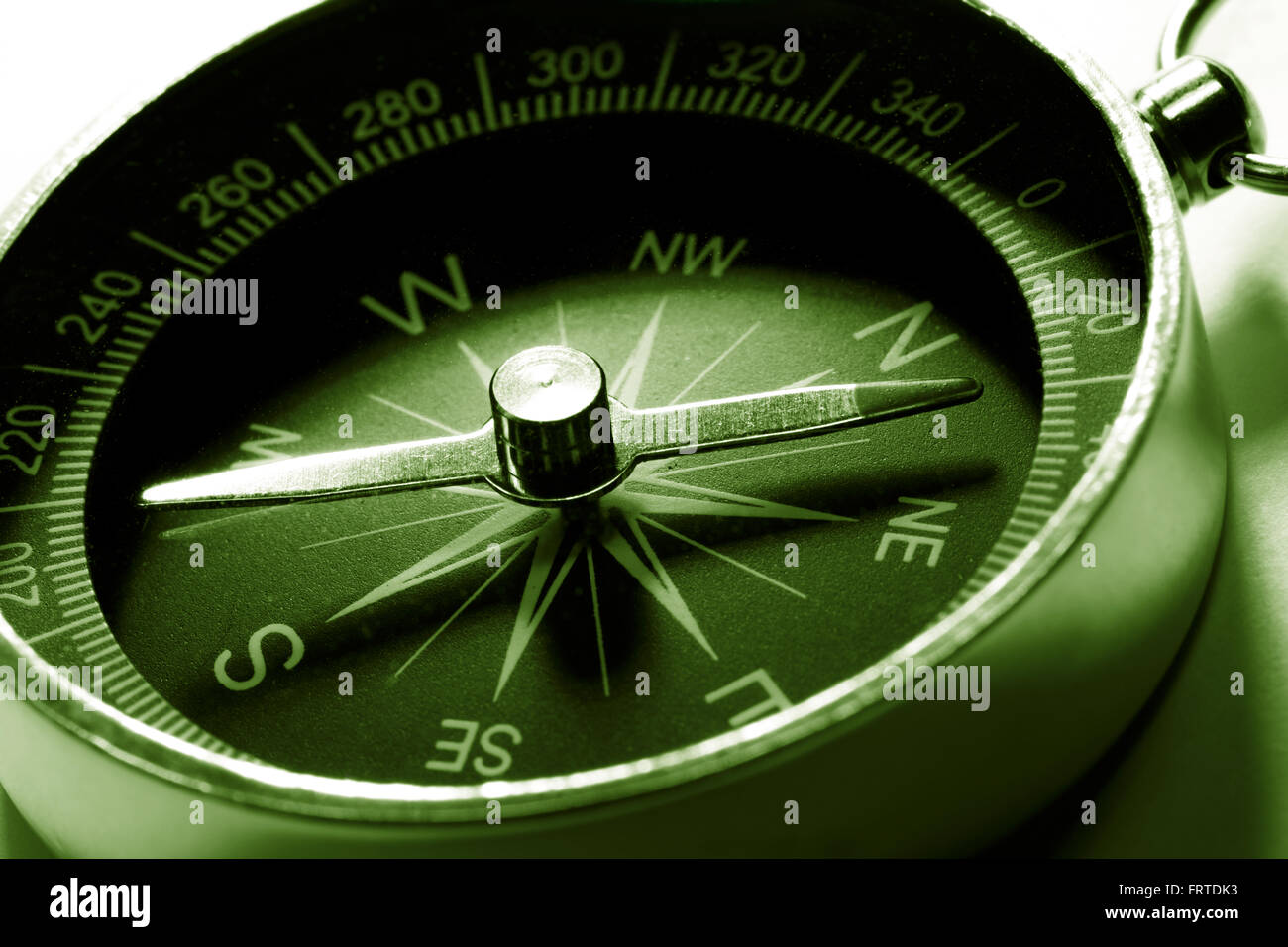 Compass in verde tonificante e colore in primo piano Foto Stock