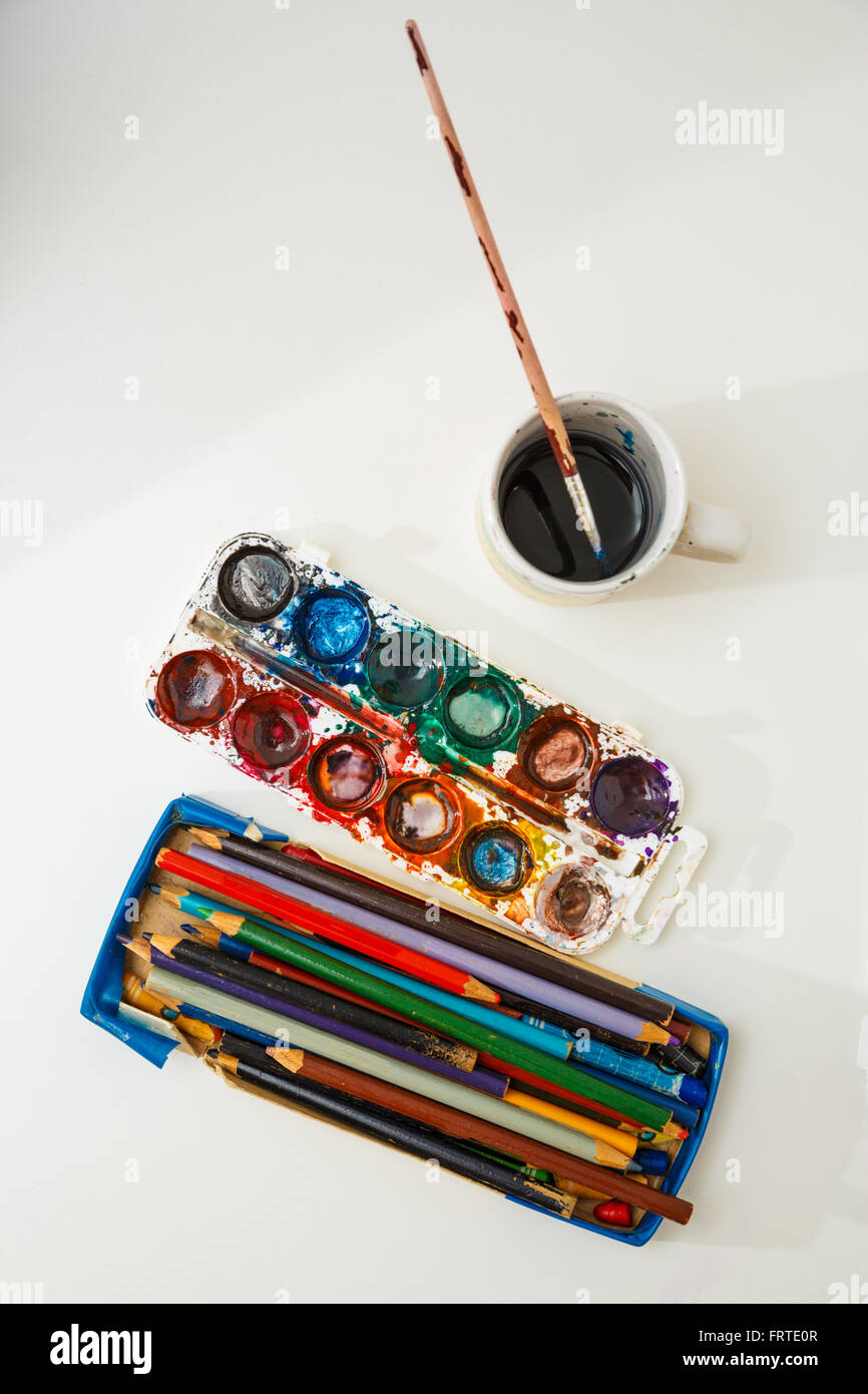 Acquerello aquarell vernici in scatola con pennello e Scatola di matite Foto Stock