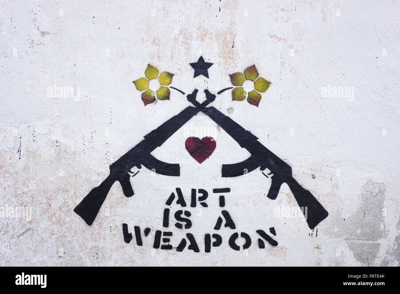 L arte è un segno di arma dipinta su un muro bianco Foto Stock