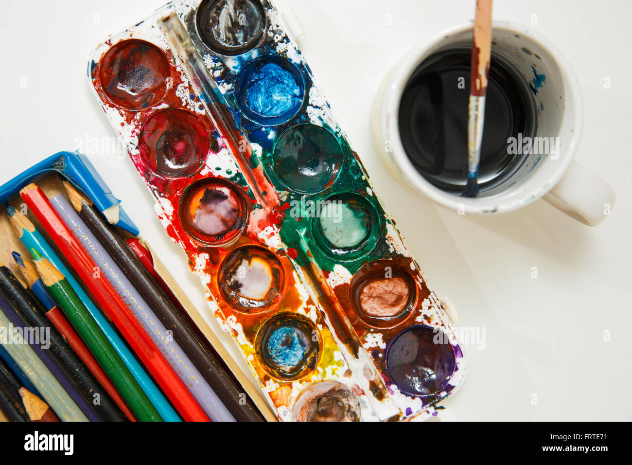 Acquerello aquarell vernici in scatola con pennello e Scatola di matite Foto Stock