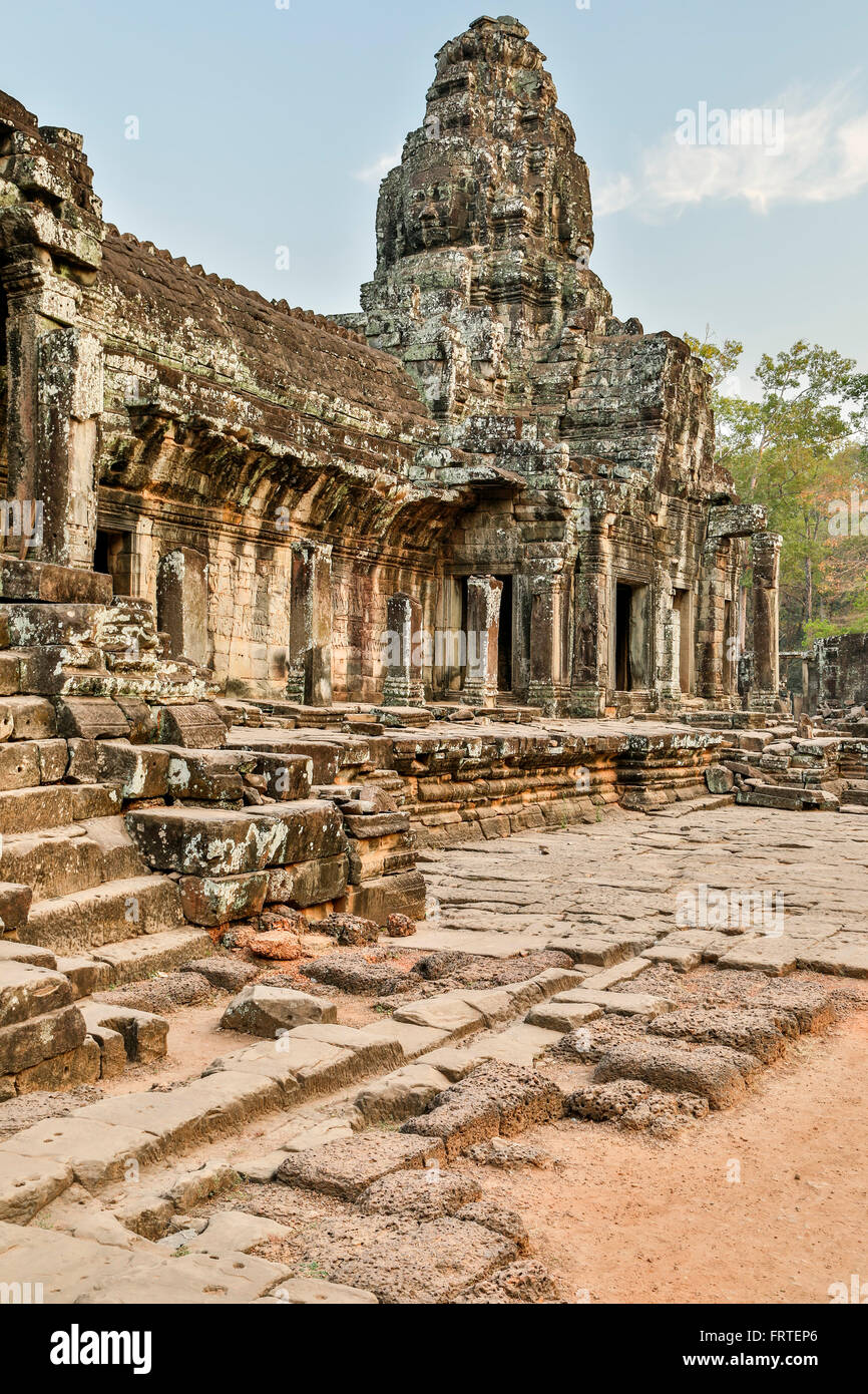 Il cortile e la faccia tower, tempio Bayon, Angkor Thom, il Parco Archeologico di Angkor, Siem Reap, Cambogia Foto Stock