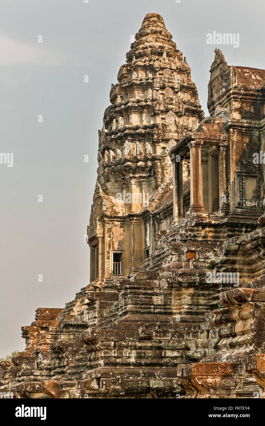Torre da secondo livello cortile, Angkor Wat, Parco Archeologico di Angkor, Siem Reap, Cambogia Foto Stock