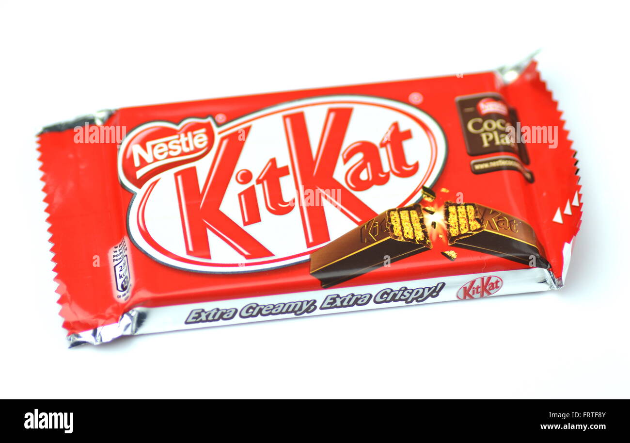 Kit Kat barra di cioccolato isolato su sfondo bianco. Kit Kat barre sono prodotte da Nestlé. Marca Kit Kat è stata registrata nel 1911 Foto Stock