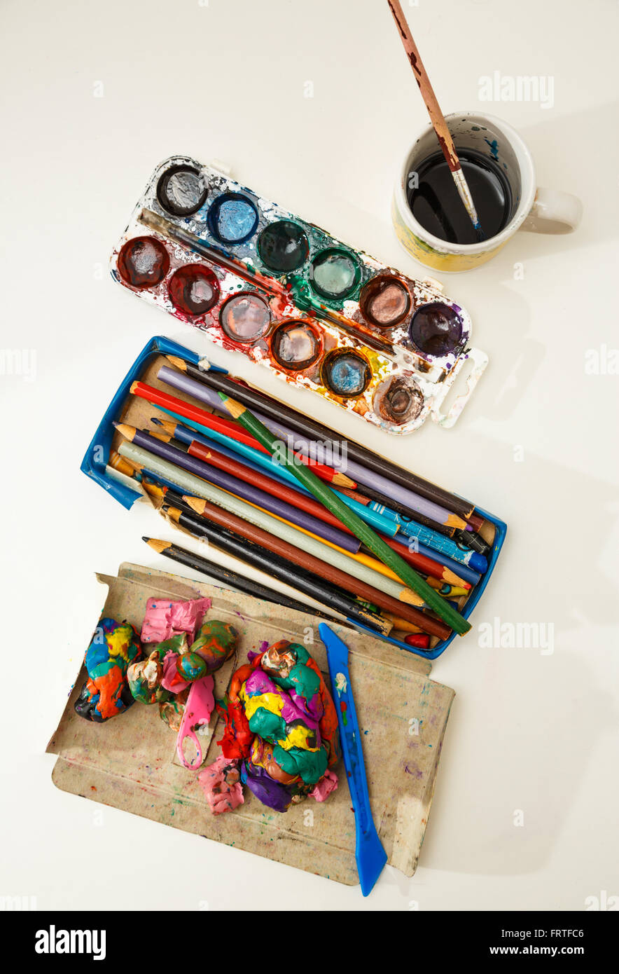 Acquerello aquarell vernici in scatola con pennello, matite e plastilina Foto Stock