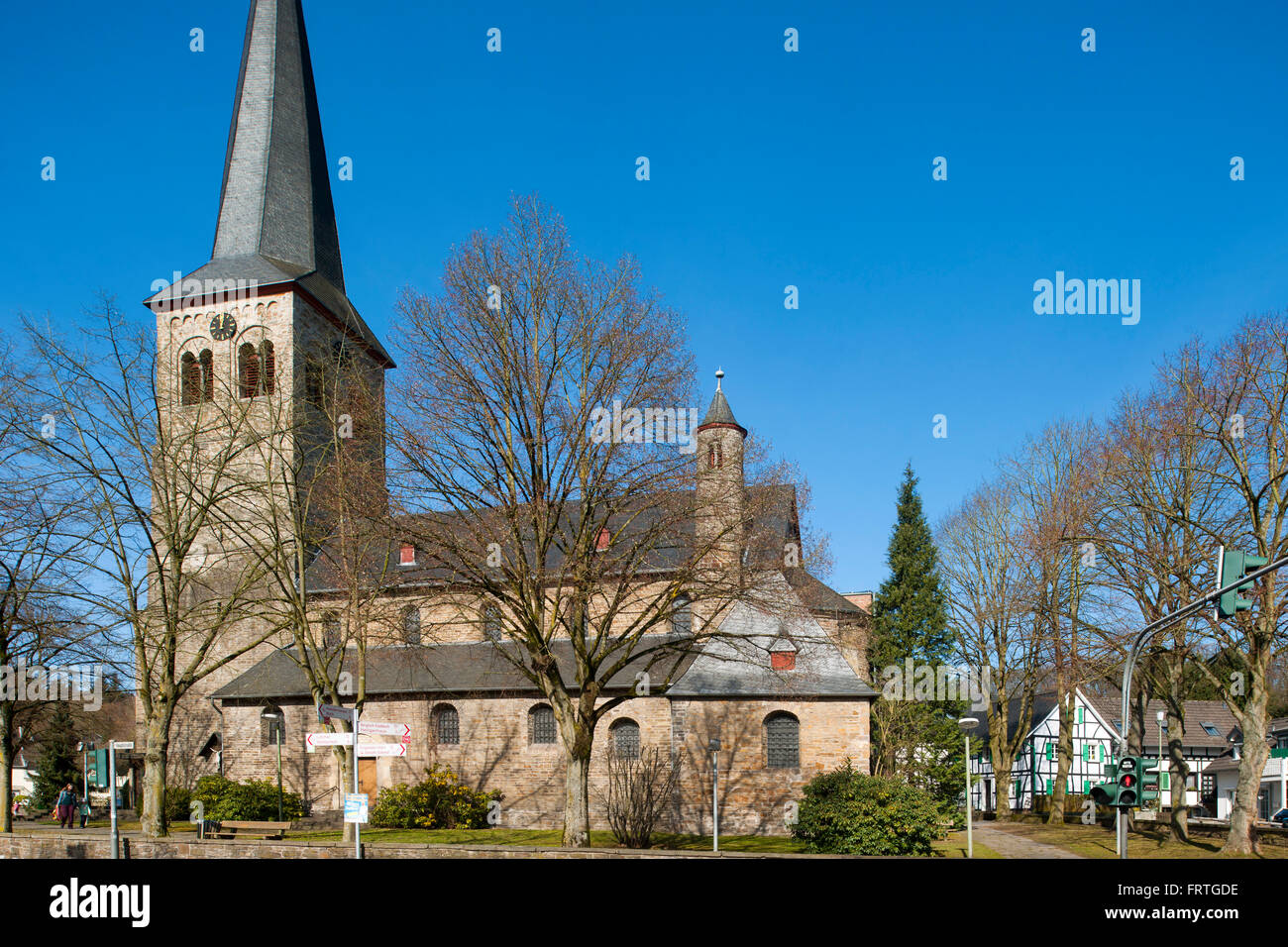 Deutschland, Rheinisch Bergischer Kreis, Overrath, katholische Pfarrkirche San Walburga, Baudenkmal Nr. 9, Foto Stock