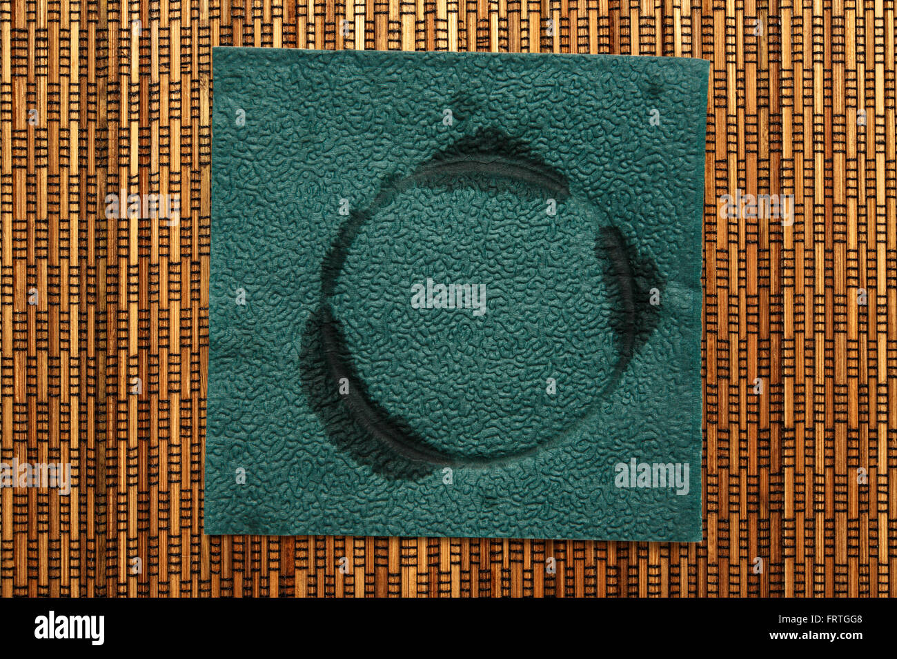 Unica usata carta verde igienico in primo piano Foto Stock