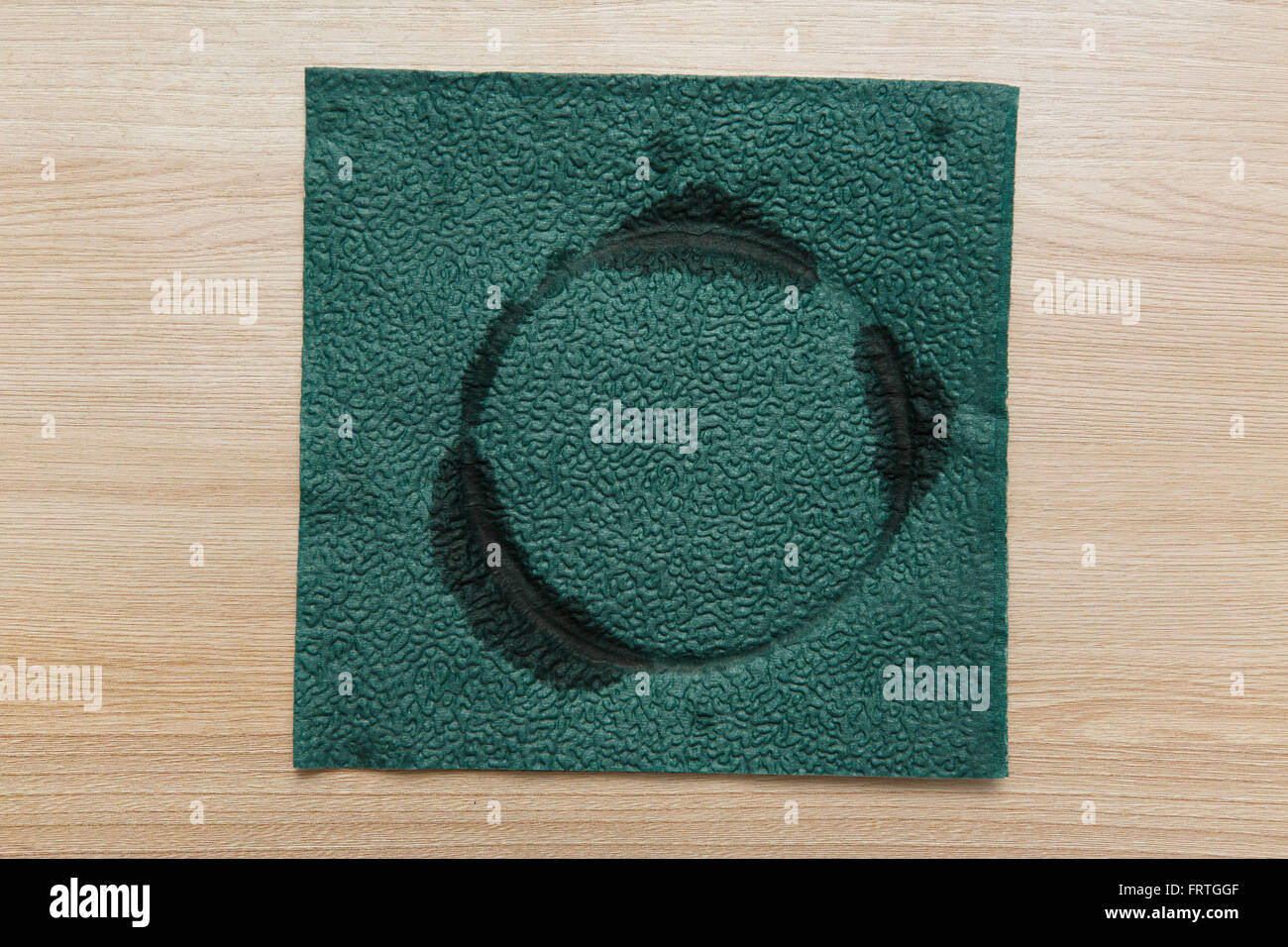 Unica usata carta verde igienico in primo piano Foto Stock