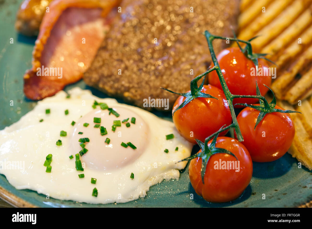 Macro/poco profonda immagine di messa a fuoco di una prima colazione con i pomodori. Foto Stock