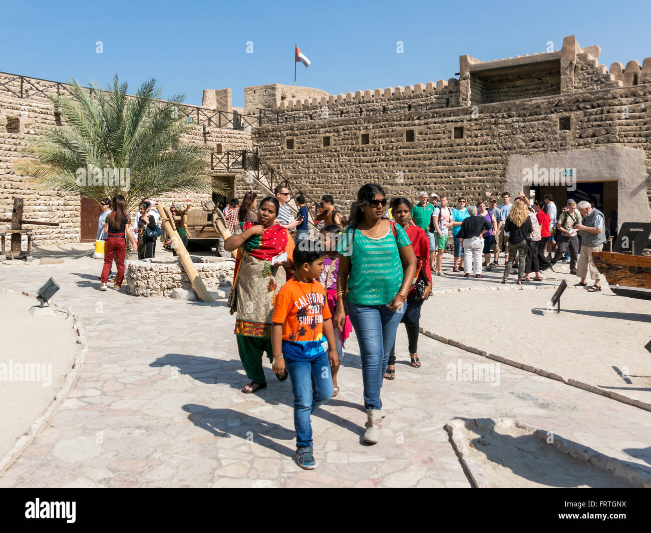 Le persone che visitano il Museo di Dubai nel cortile del Forte Al Fahidi, il più antico edificio di Dubai, Emirati Arabi Uniti Foto Stock