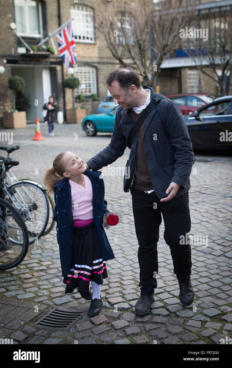 Un padre chat con sua figlia seguendo il suo grado 1 esame di balletto presso la Reale Accademia di danza a Londra Foto Stock