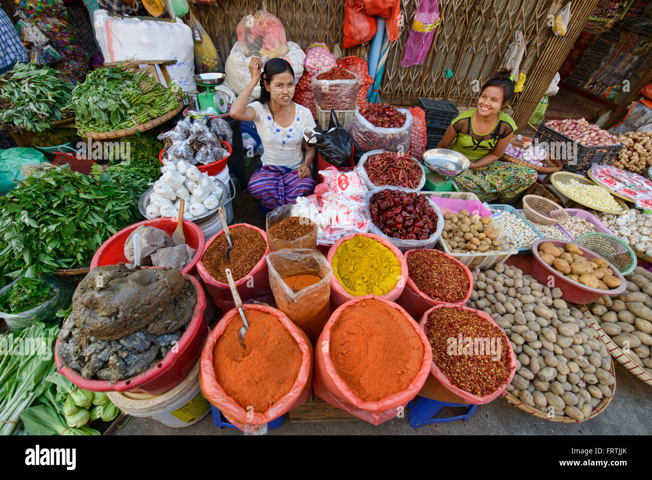 I fornitori di spezie al Thiri Mingala Mercato di Yangon, Myanmar Foto Stock