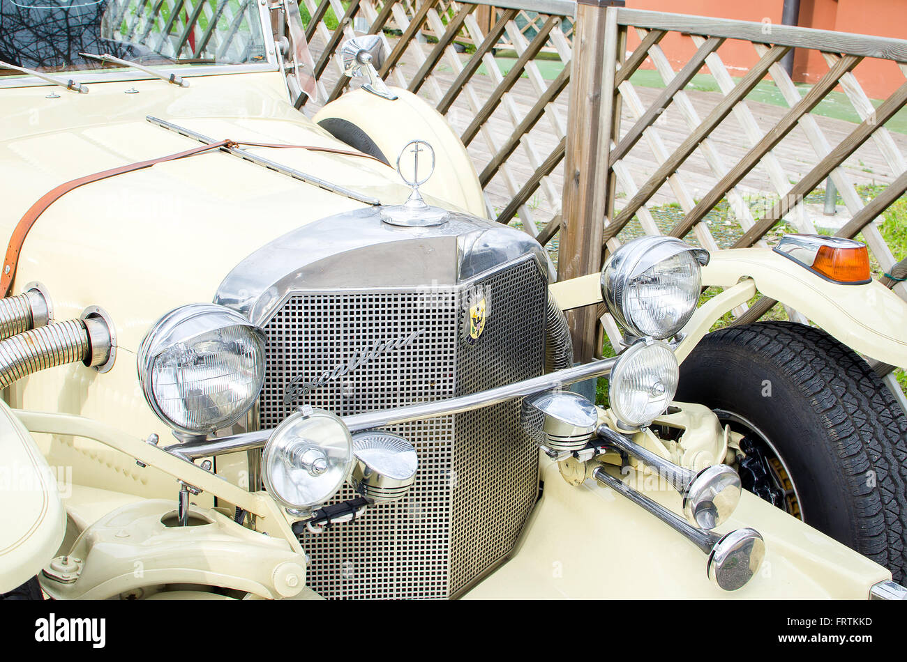 Giallo Excalibur auto d'epoca corna Foto Stock