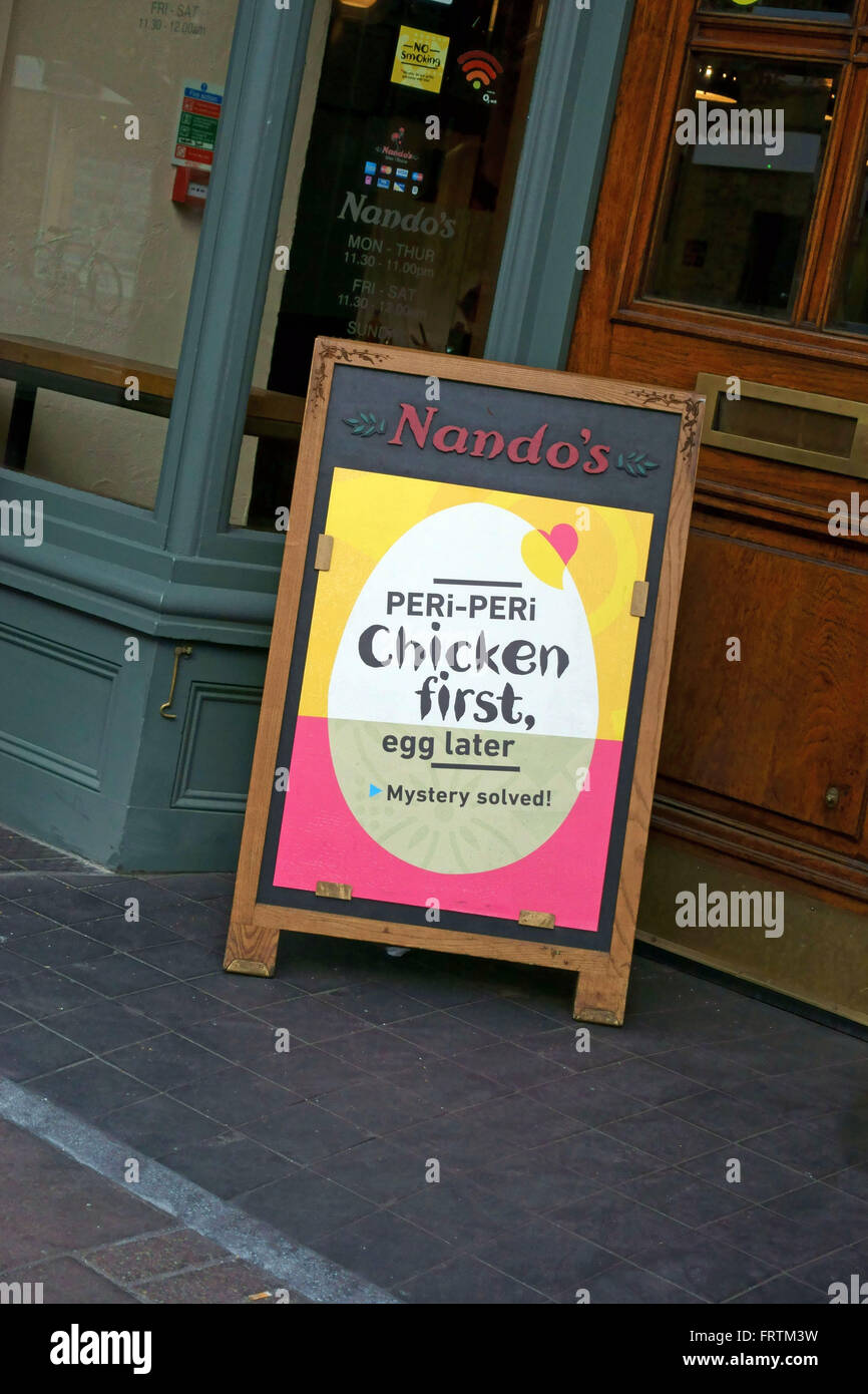 Promozione Pasqua poster al di fuori di Nando il fast food in uscita di Islington, Londra Foto Stock