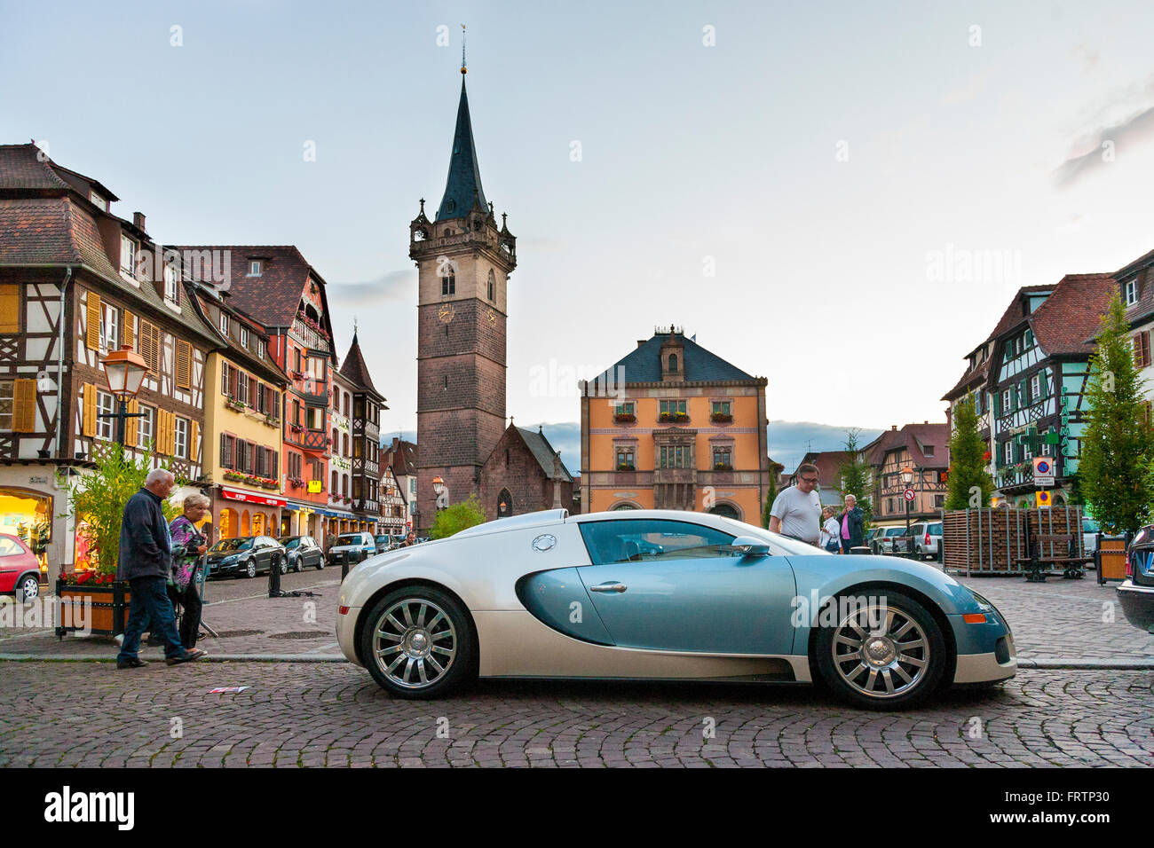 Bugatti Veyron parcheggiata sul centro del villaggio di Obernai, Bas Rhin, Alsazia, Francia Foto Stock
