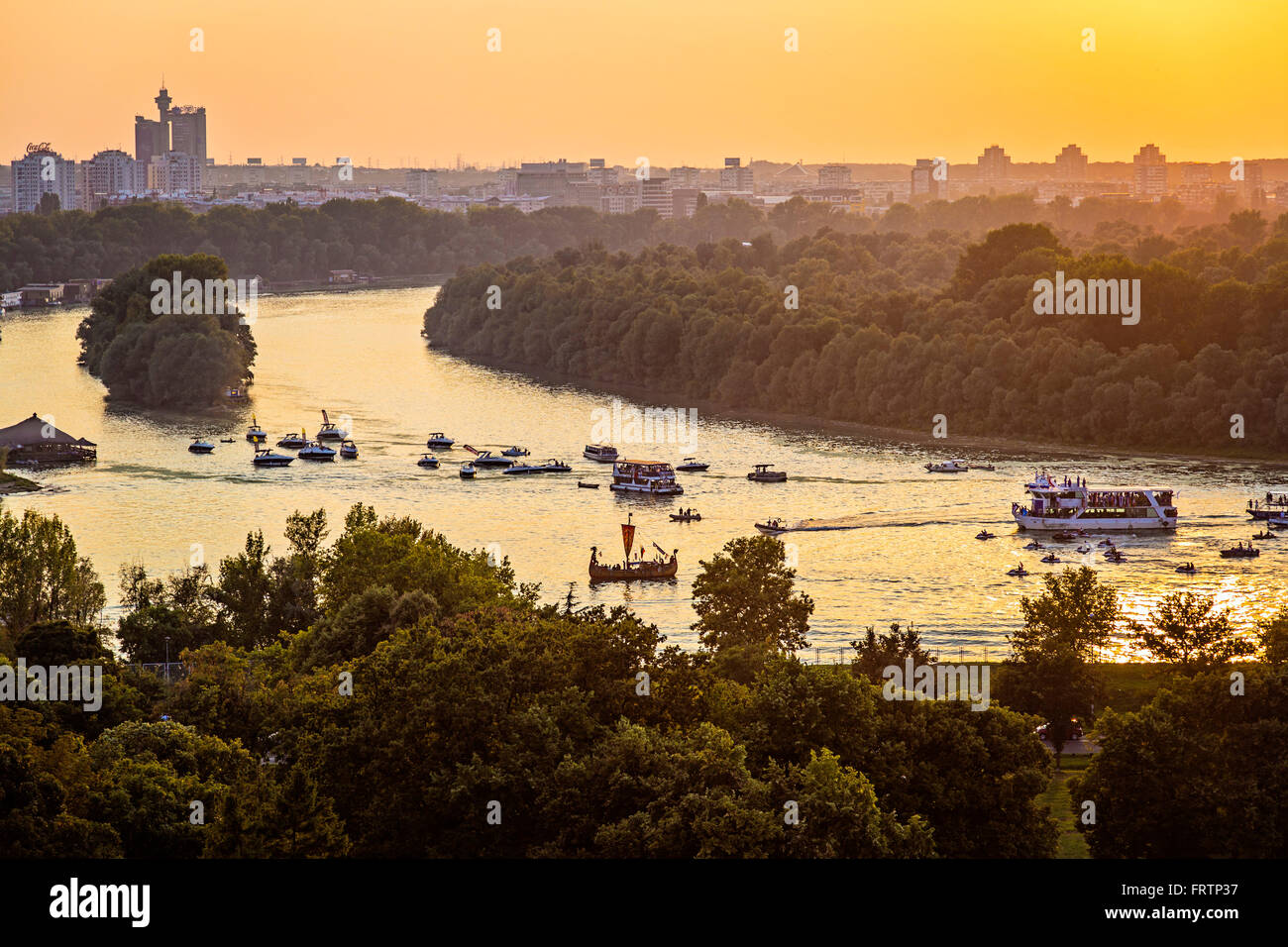 Vista sui fiumi Sava e la giunzione del Danubio a Belgrado in Serbia al tramonto Foto Stock