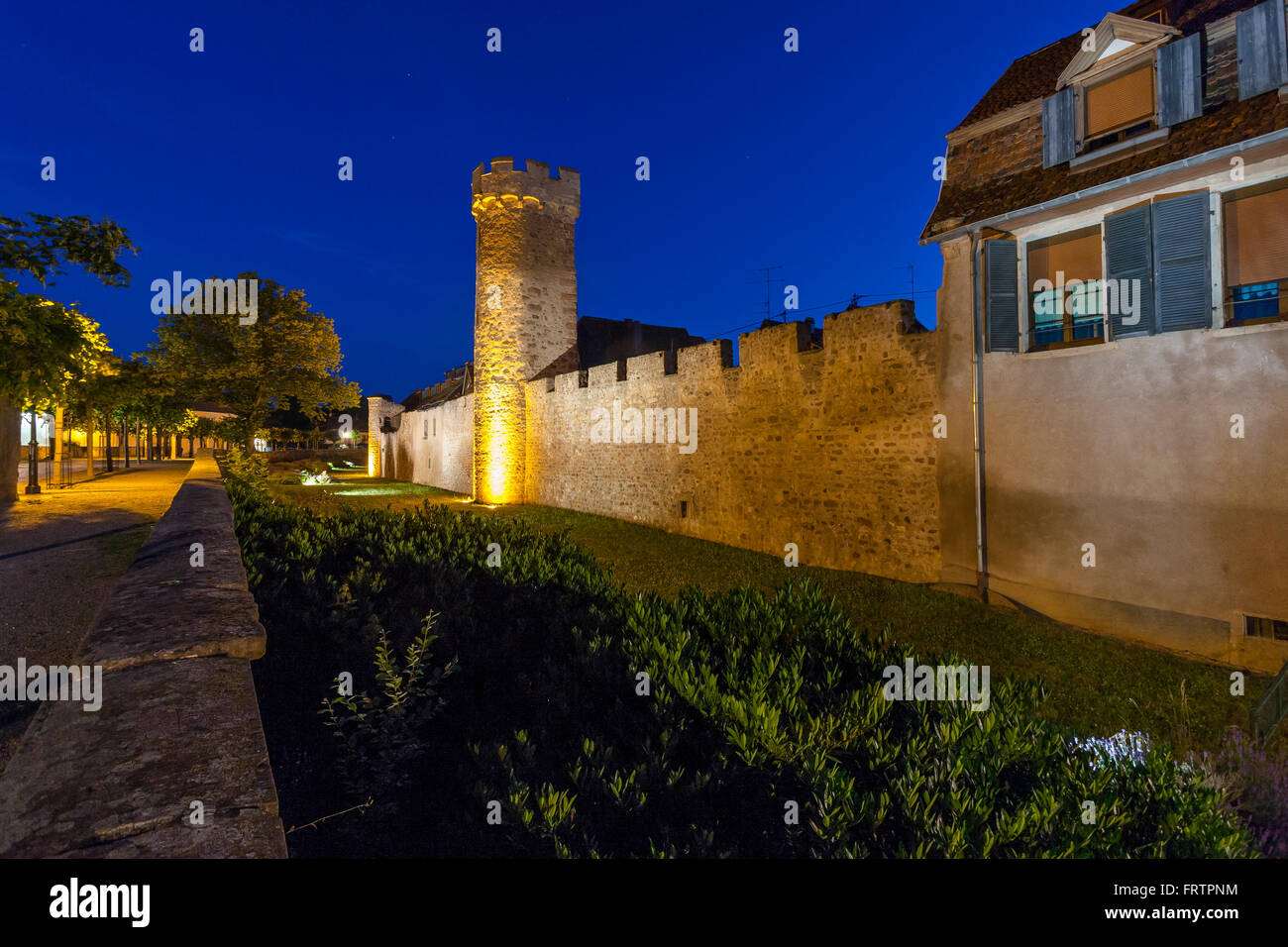 La cinta muraria di notte, Obernai, Bas Rhin, Alsace Francia Foto Stock