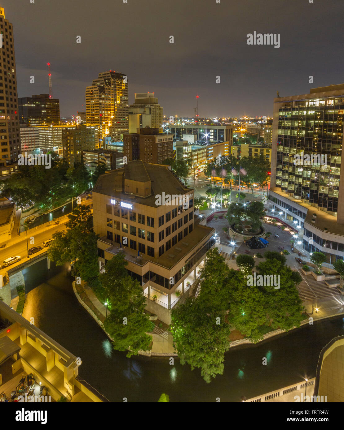 San Antonio Downtown e il lungofiume di notte Foto Stock