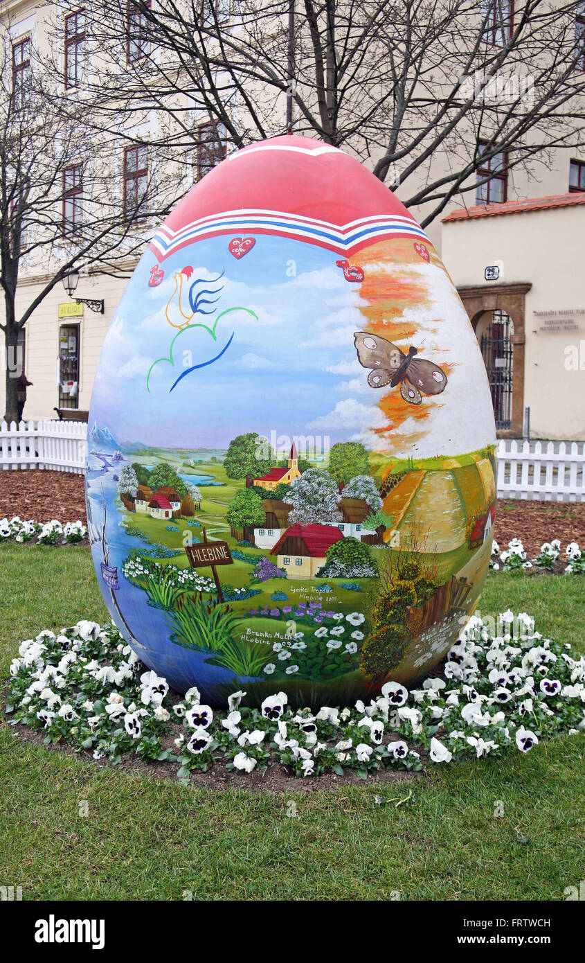 Grandi uova di Pasqua di fronte alla cattedrale,7,Zagabria,2016. Foto Stock