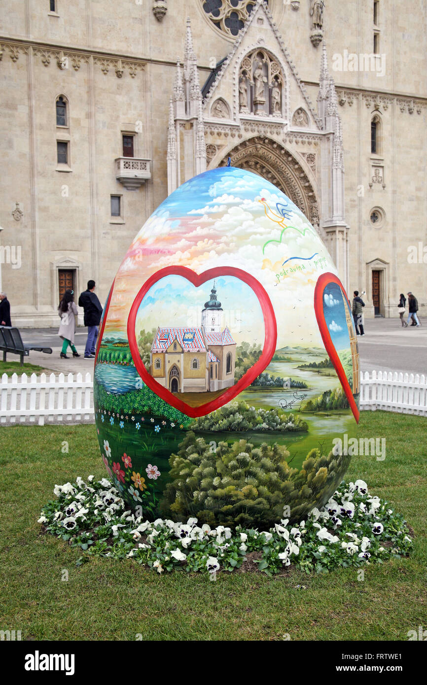Grandi uova di Pasqua di fronte alla cattedrale,4,Zagabria,2016. Foto Stock