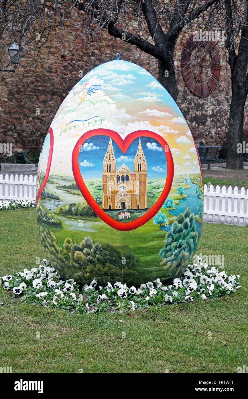 Grandi uova di Pasqua di fronte alla cattedrale,8,Zagabria,2016. Foto Stock