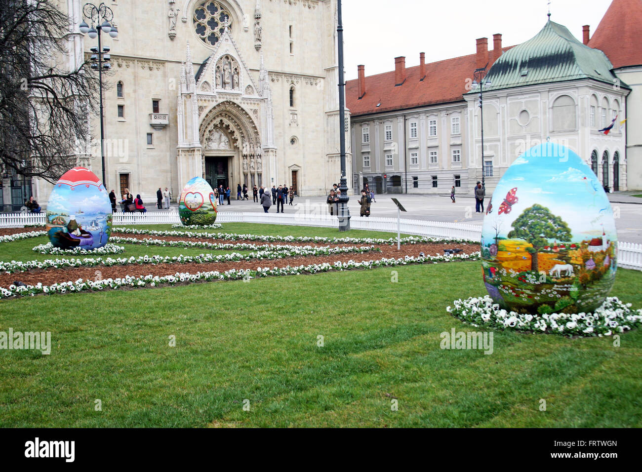Grandi uova di Pasqua di fronte alla cattedrale,9,Zagabria,2016. Foto Stock
