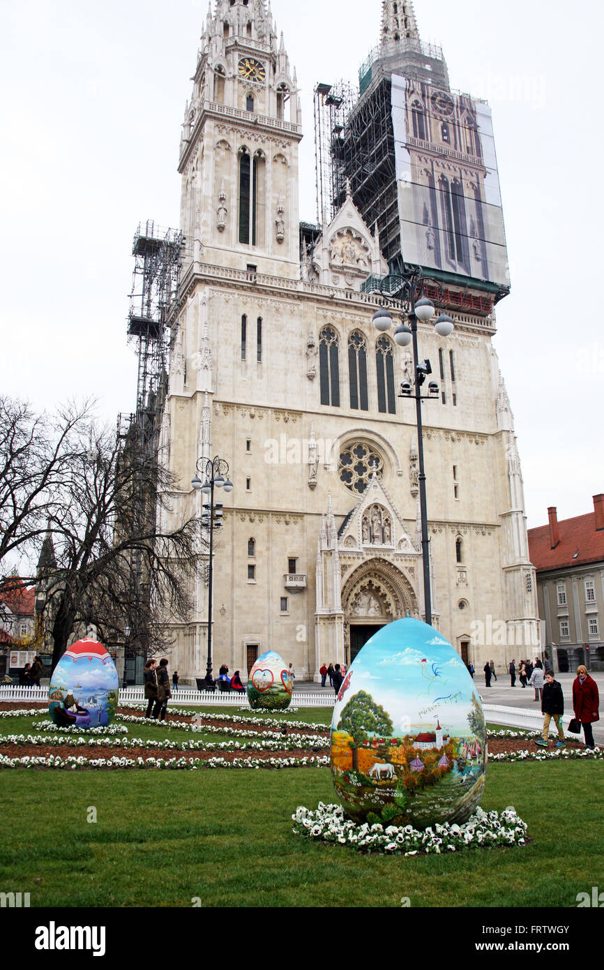 Grandi dipinti naif le uova di Pasqua di fronte alla cattedrale,11,Zagreb, Croazia,UE,2016. Foto Stock