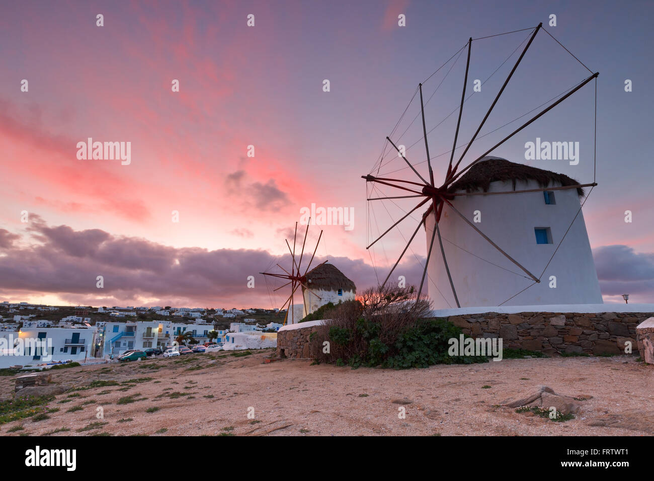 Vecchi Mulini a vento tradizionali sopra la città di Mykonos. Foto Stock