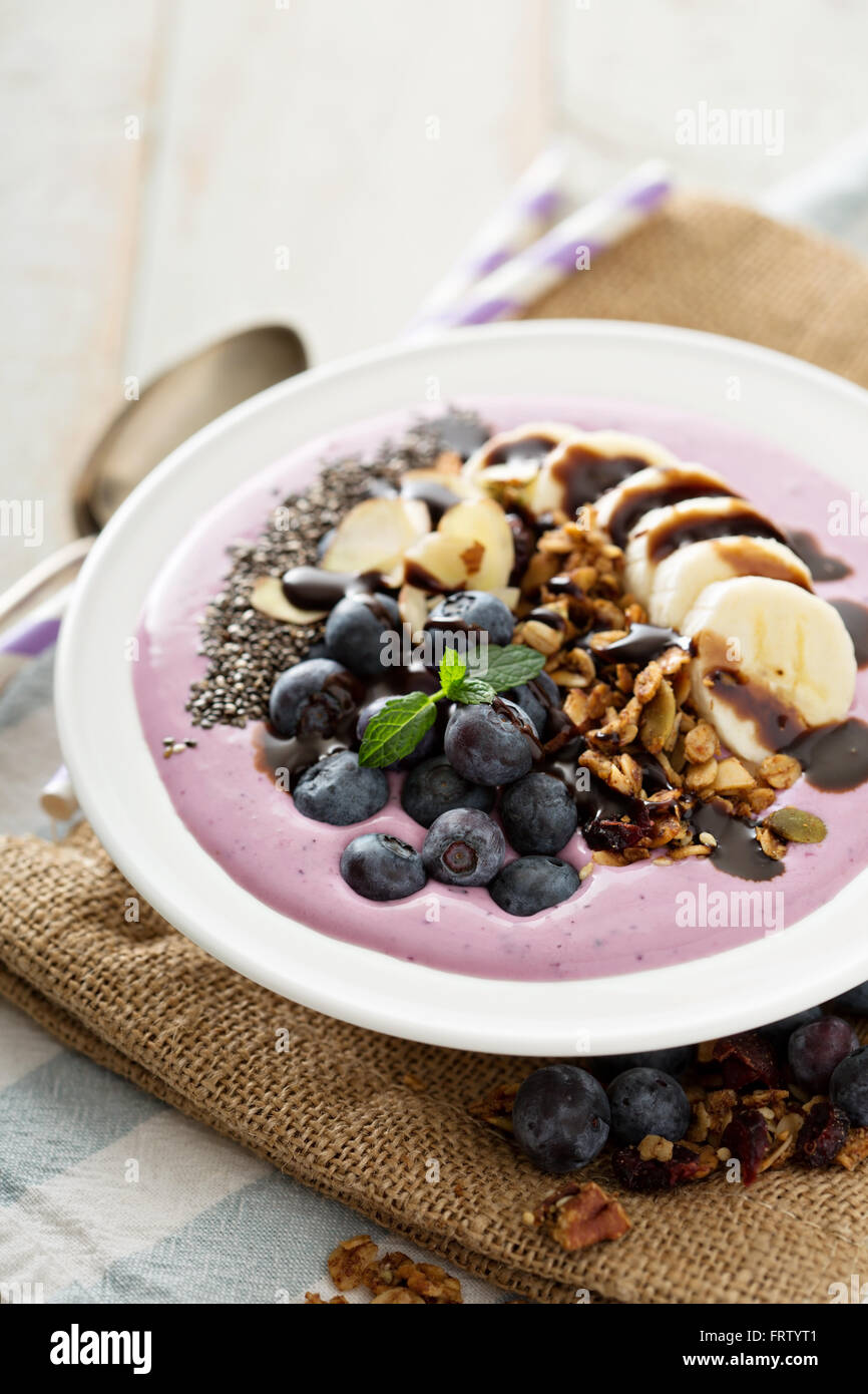 Frullato di mirtilli ciotola con banana e semi di Chia Foto Stock