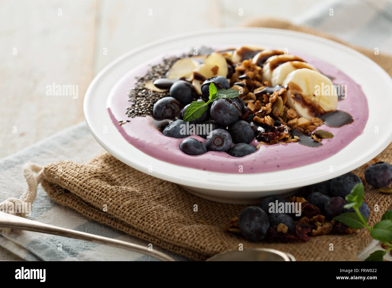Frullato di mirtilli ciotola con banana e semi di Chia Foto Stock