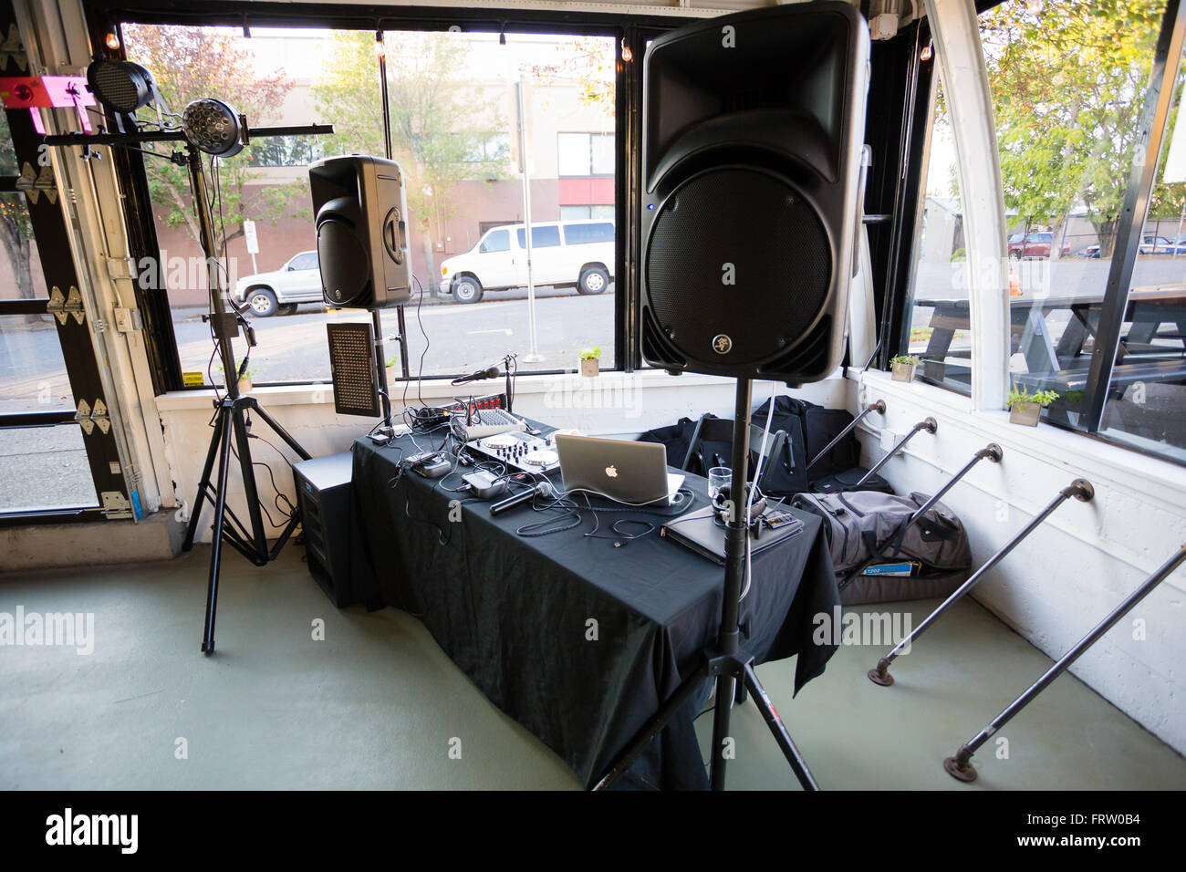 PORTLAND, o - 24 ottobre 2015: attrezzature DJ setup e pronto di un ricevimento di nozze a Cooper's Hall di Portland. Foto Stock