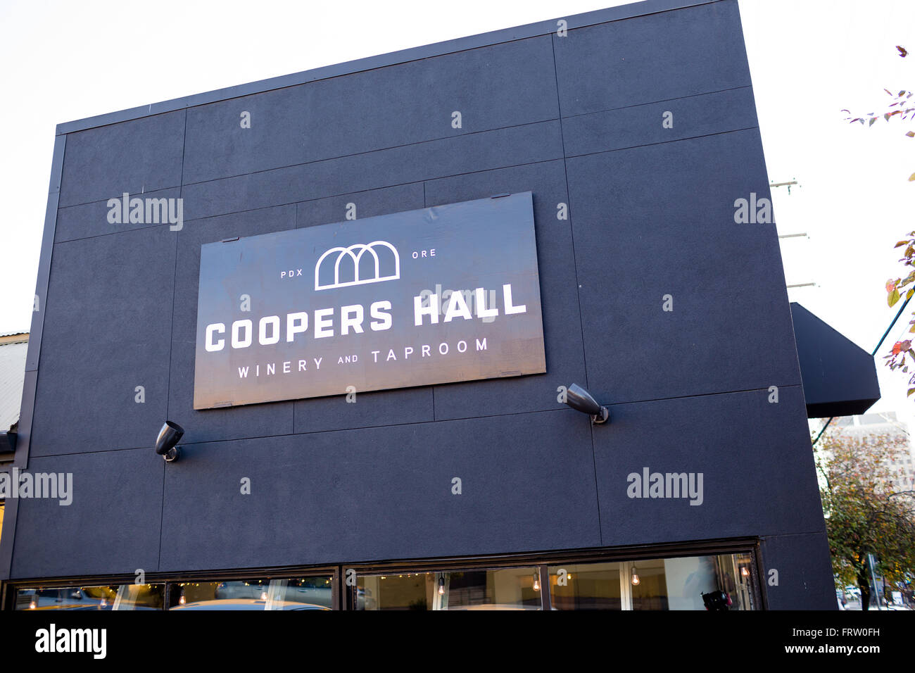 PORTLAND, o - 24 ottobre 2015: Coopers Hall cantina e osteria, un taphouse bar e stabilimento di vinificazione nel centro urbano Foto Stock