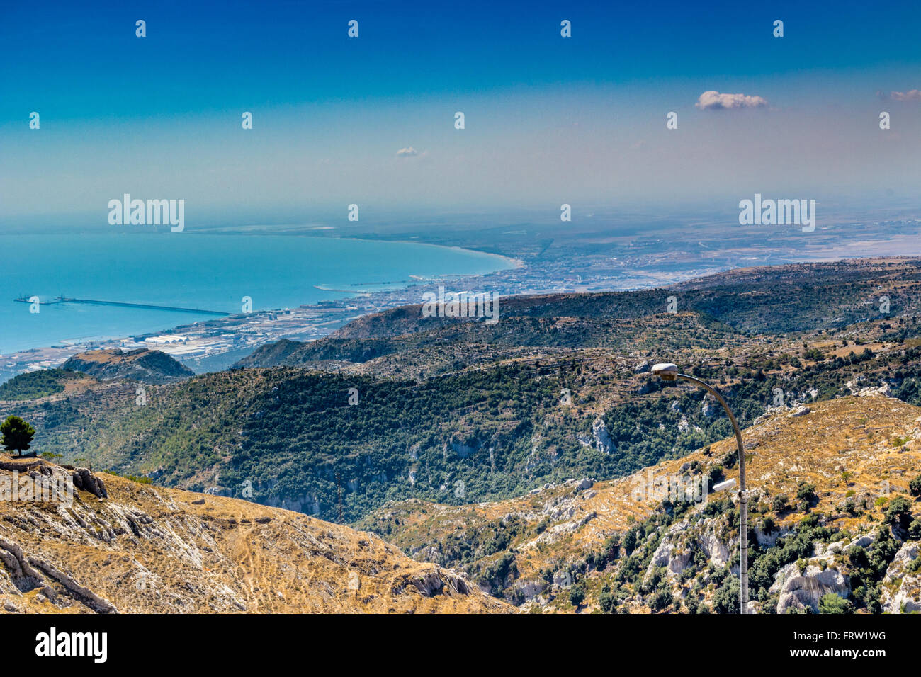 Vista della costa del Gargano dal monte di San Giovanni Rotondo in Puglia Foto Stock