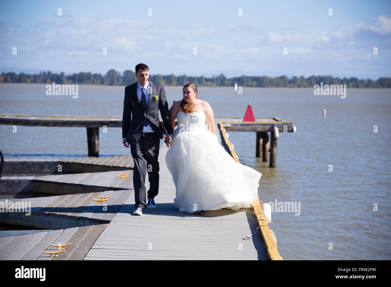 Ritratto di una sposa e lo sposo il giorno delle nozze a uno yacht club marina in Oregon. Foto Stock