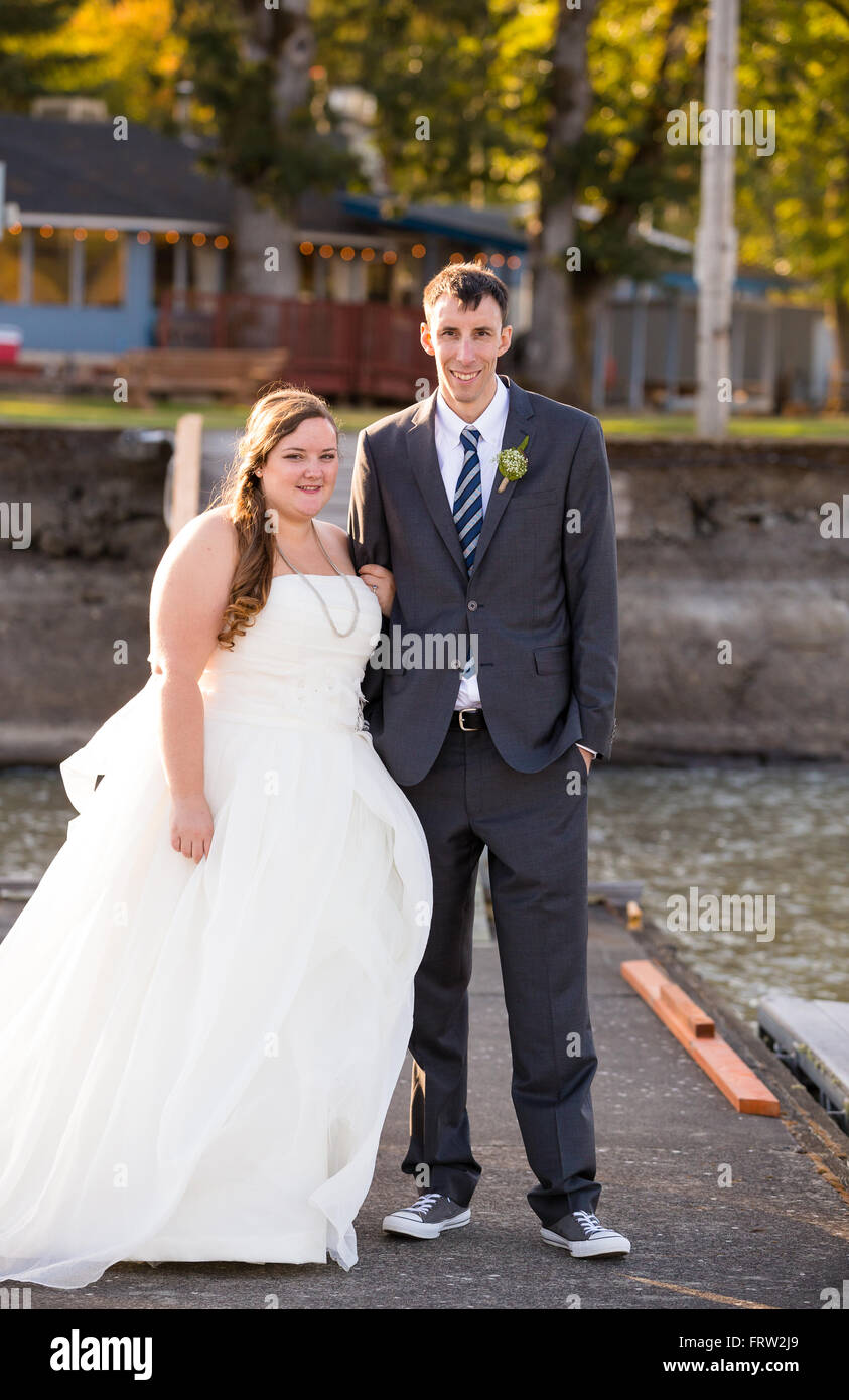 Ritratto di una sposa e lo sposo il giorno delle nozze a uno yacht club marina in Oregon. Foto Stock