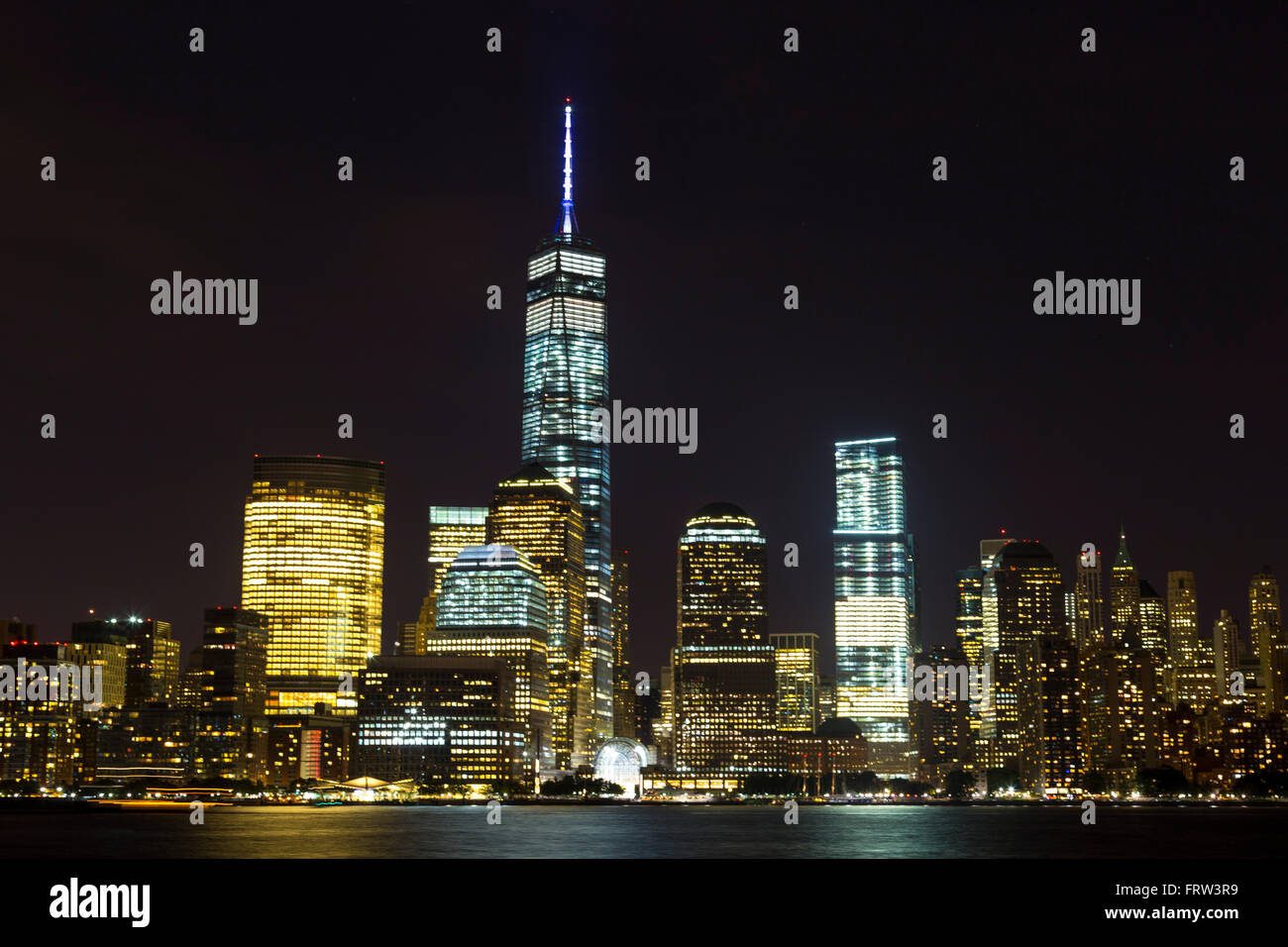 Vista di Lower Manhattan skyline notturno dal luogo di scambio nella città di Jersey, New Jersey Foto Stock