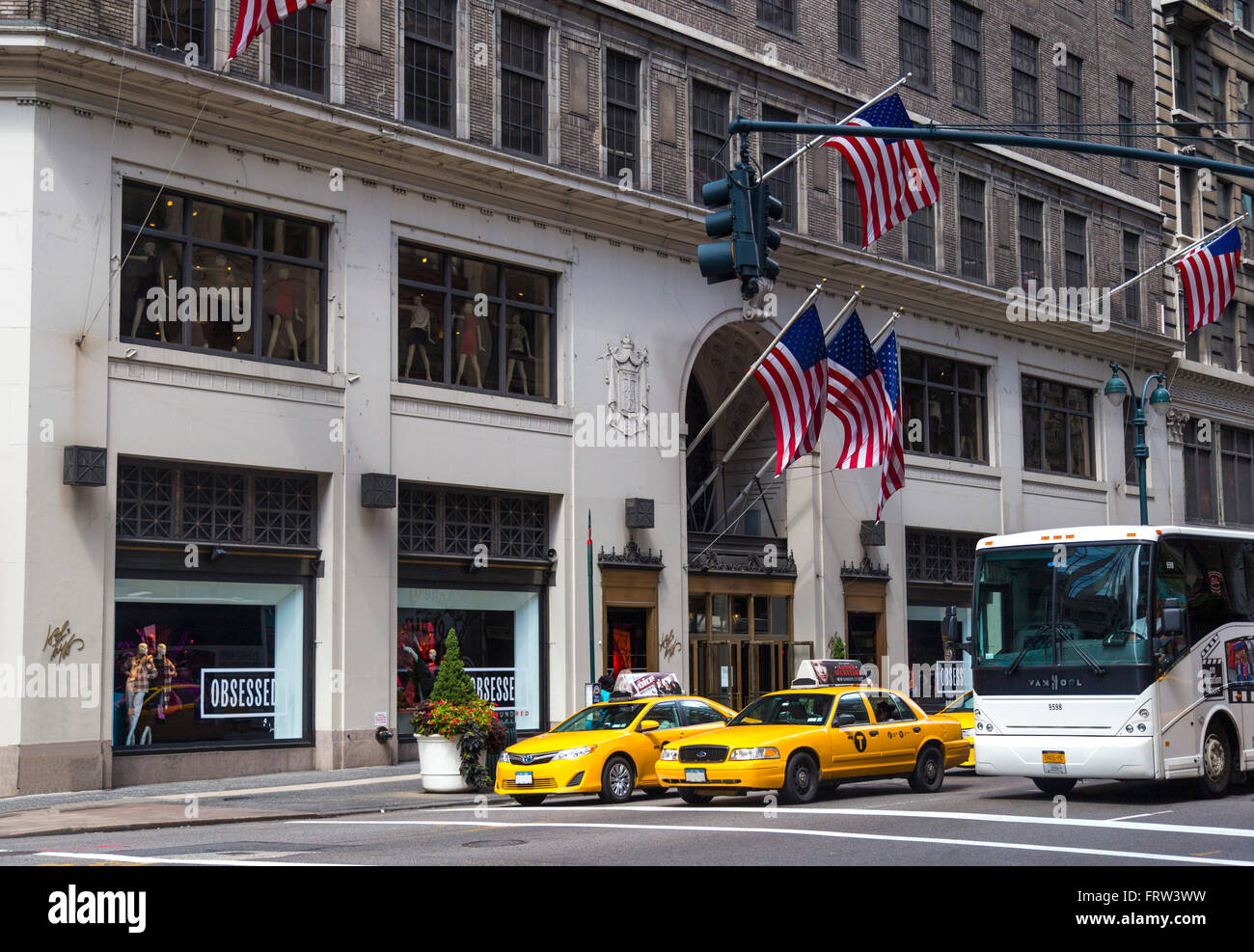 Il traffico nella città di New York con la famosa di colore giallo taxi passando da Foto Stock