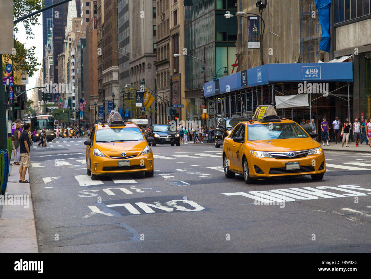 Il traffico nella città di New York con la famosa di colore giallo taxi passando da Foto Stock